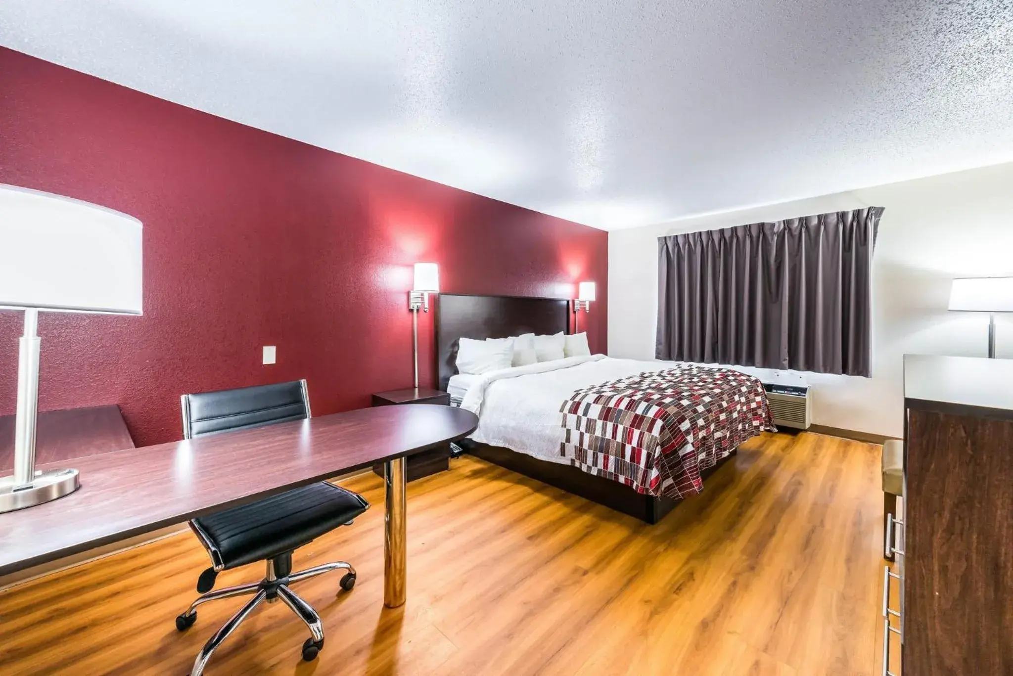 Superior King Room Non-Smoking in Red Roof Inn Palatine Superior King Room Non-Smoking in Red Roof Inn Palatine