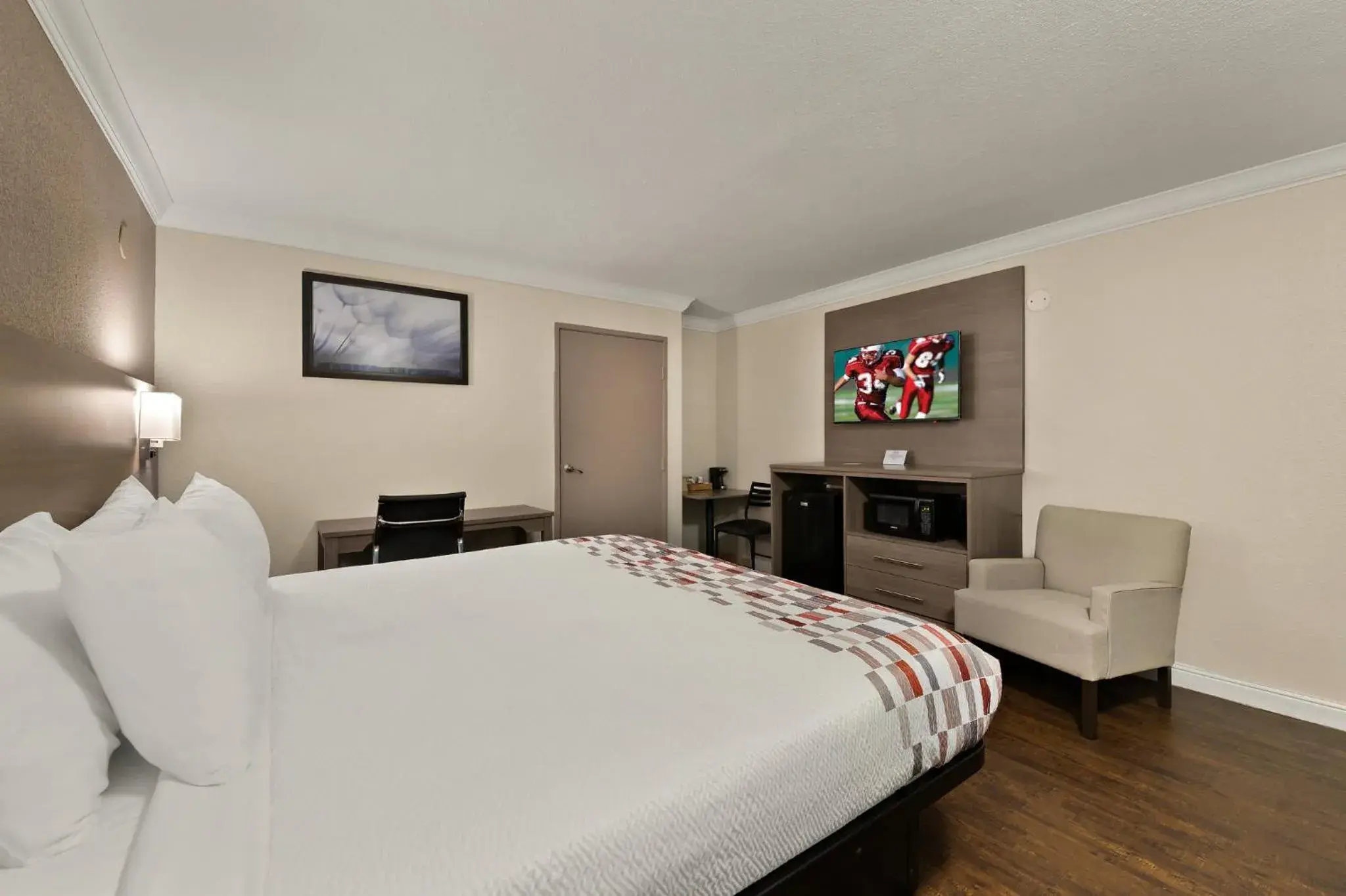 Superior King Room Disability Access Roll-In Shower Non-Smoking in Red Roof Inn Los Angeles - Bellflower Superior King Room Disability Access Roll-In Shower Non-Smoking in Red Roof Inn Los Angeles - Bellflower