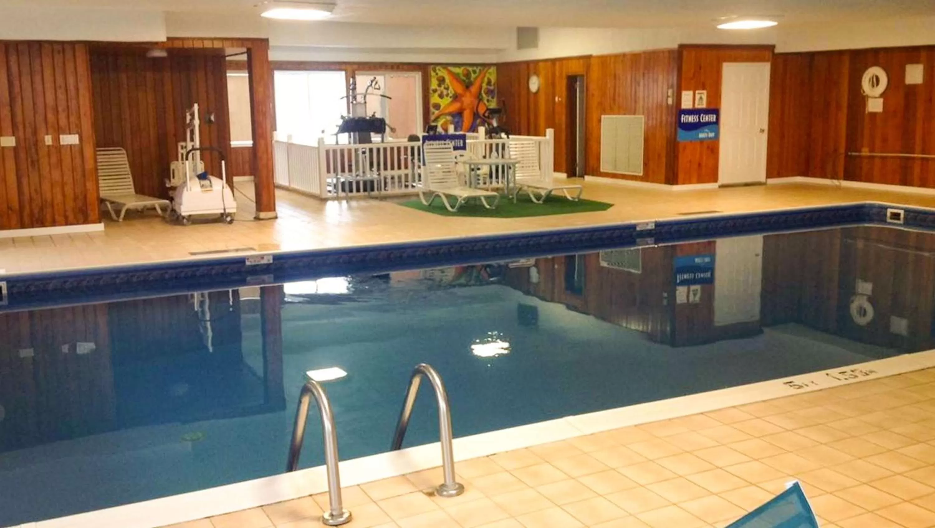 Swimming pool in Colonial Inn Ellsworth