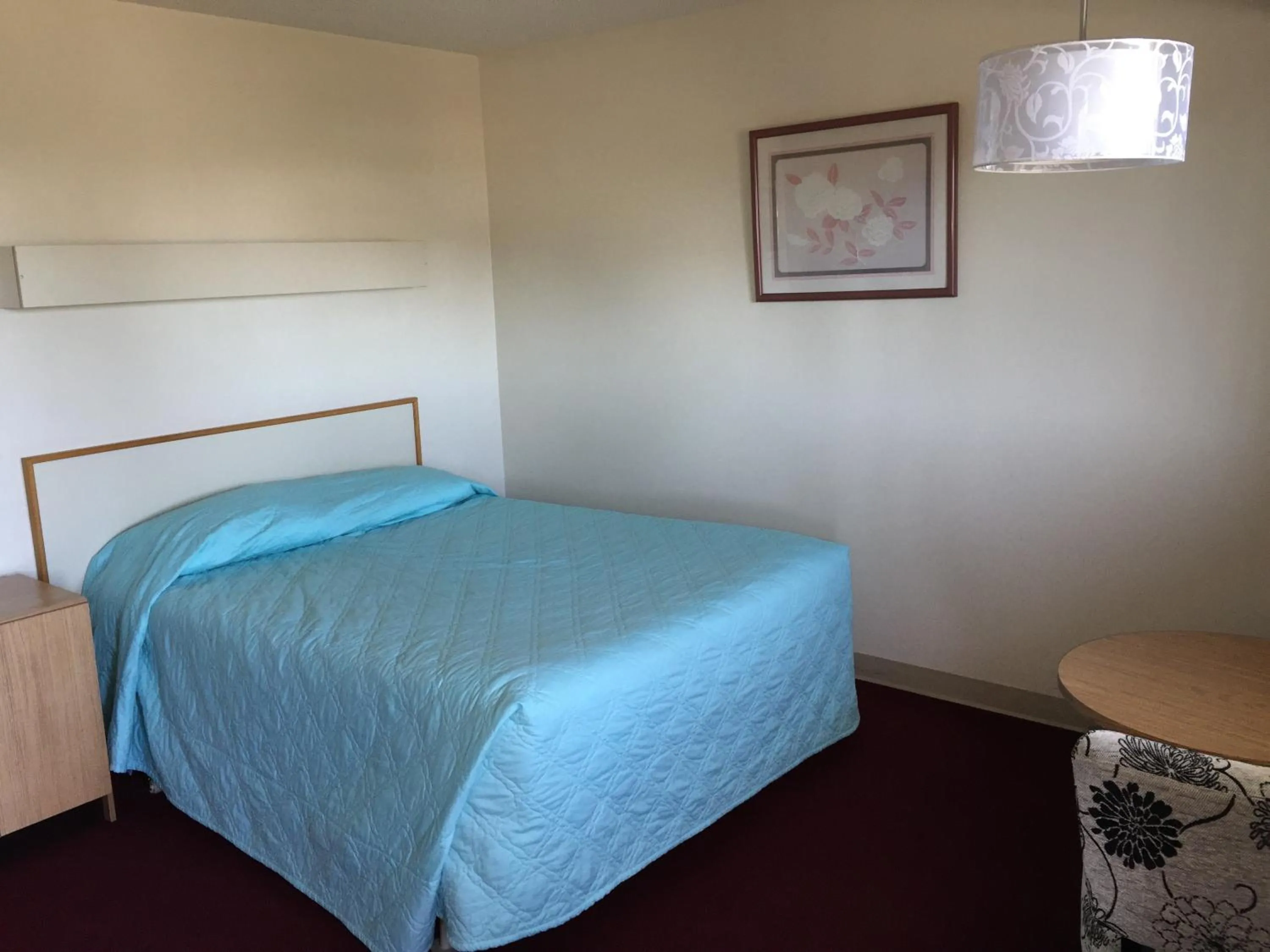 Queen Room - Smoking in Voyageur Motel