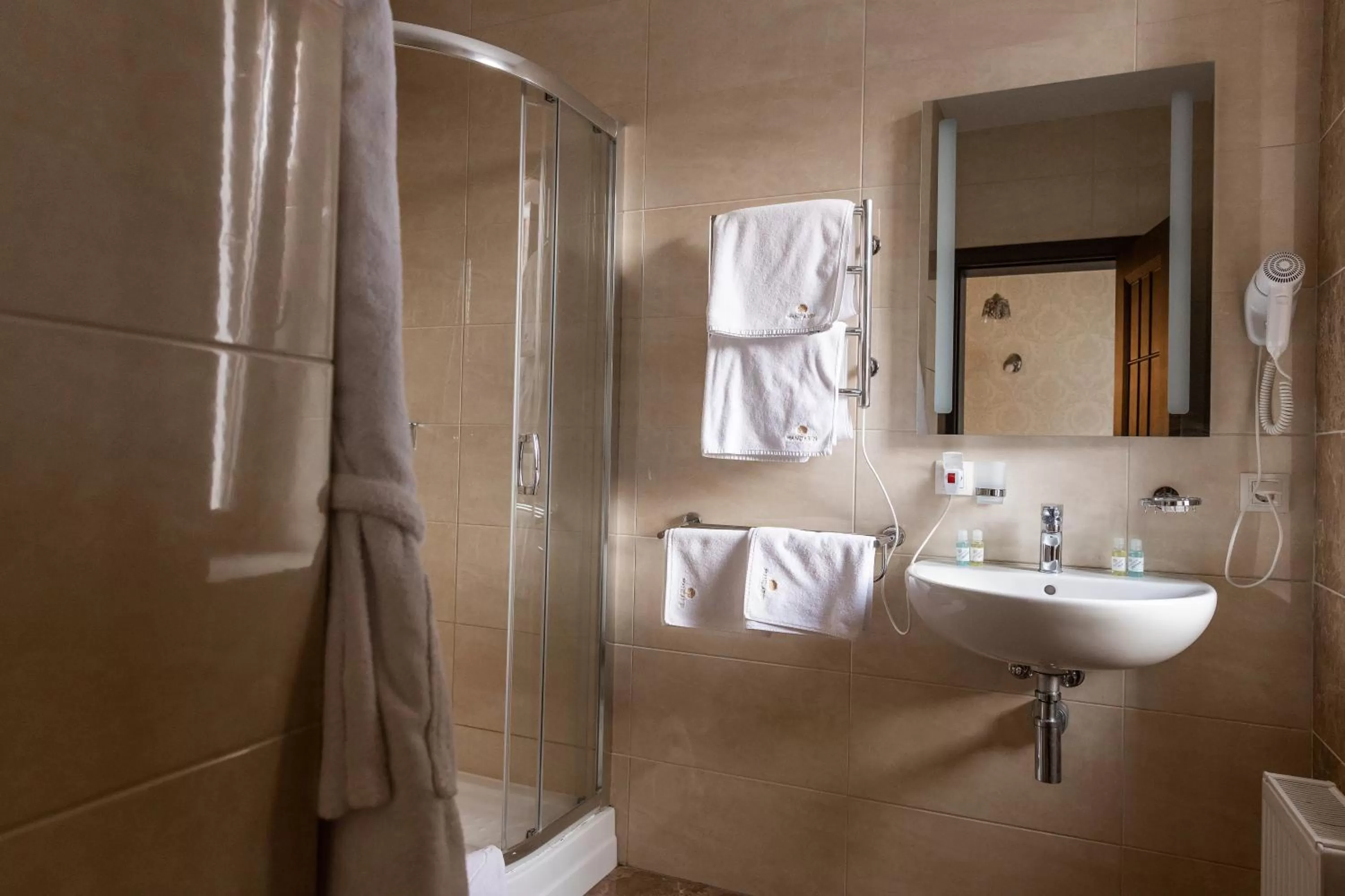 Shower, Bathroom in Hotel "Mandarin Clubhouse"