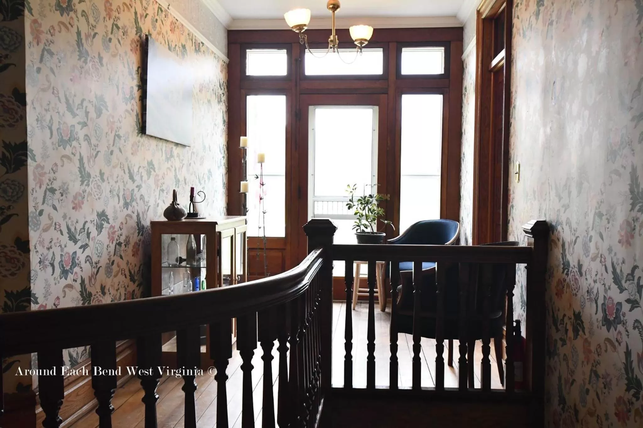 Seating area in Laurel River Club Bed & Breakfast or LRCBNB