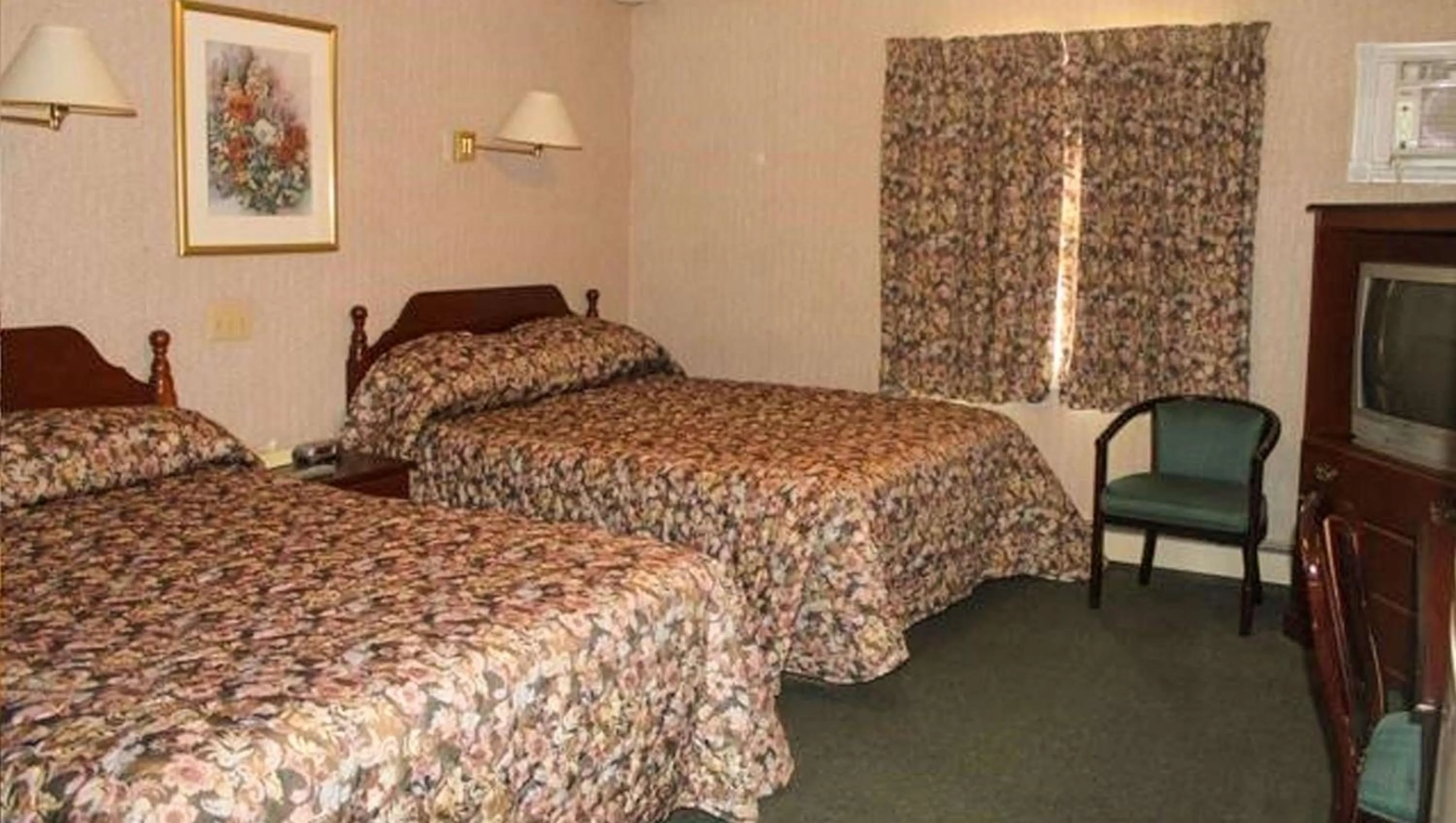 Photo of the whole room in Traveller's Inn Prince Edward Island