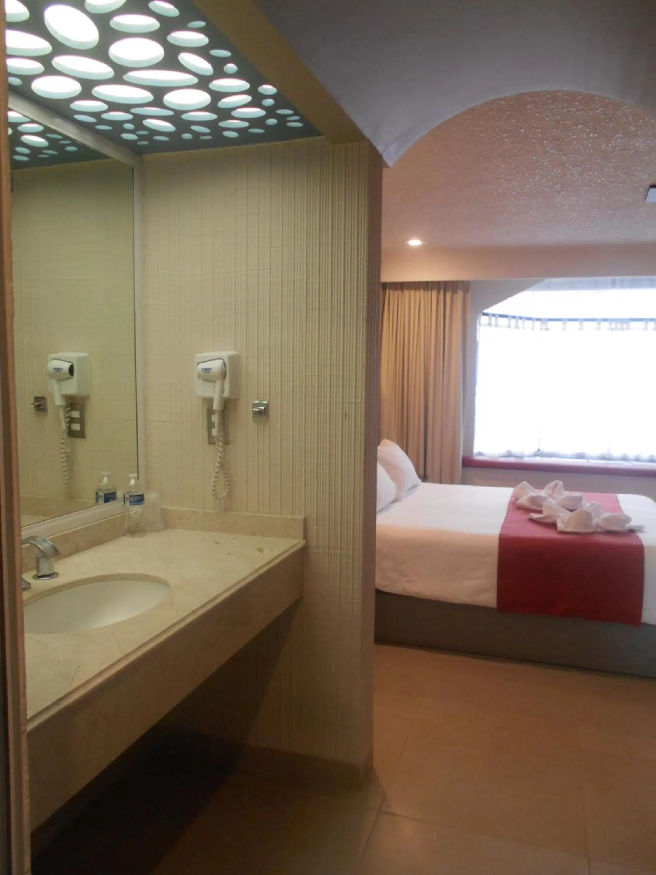 Bathroom, Bed in Hotel Puente Real