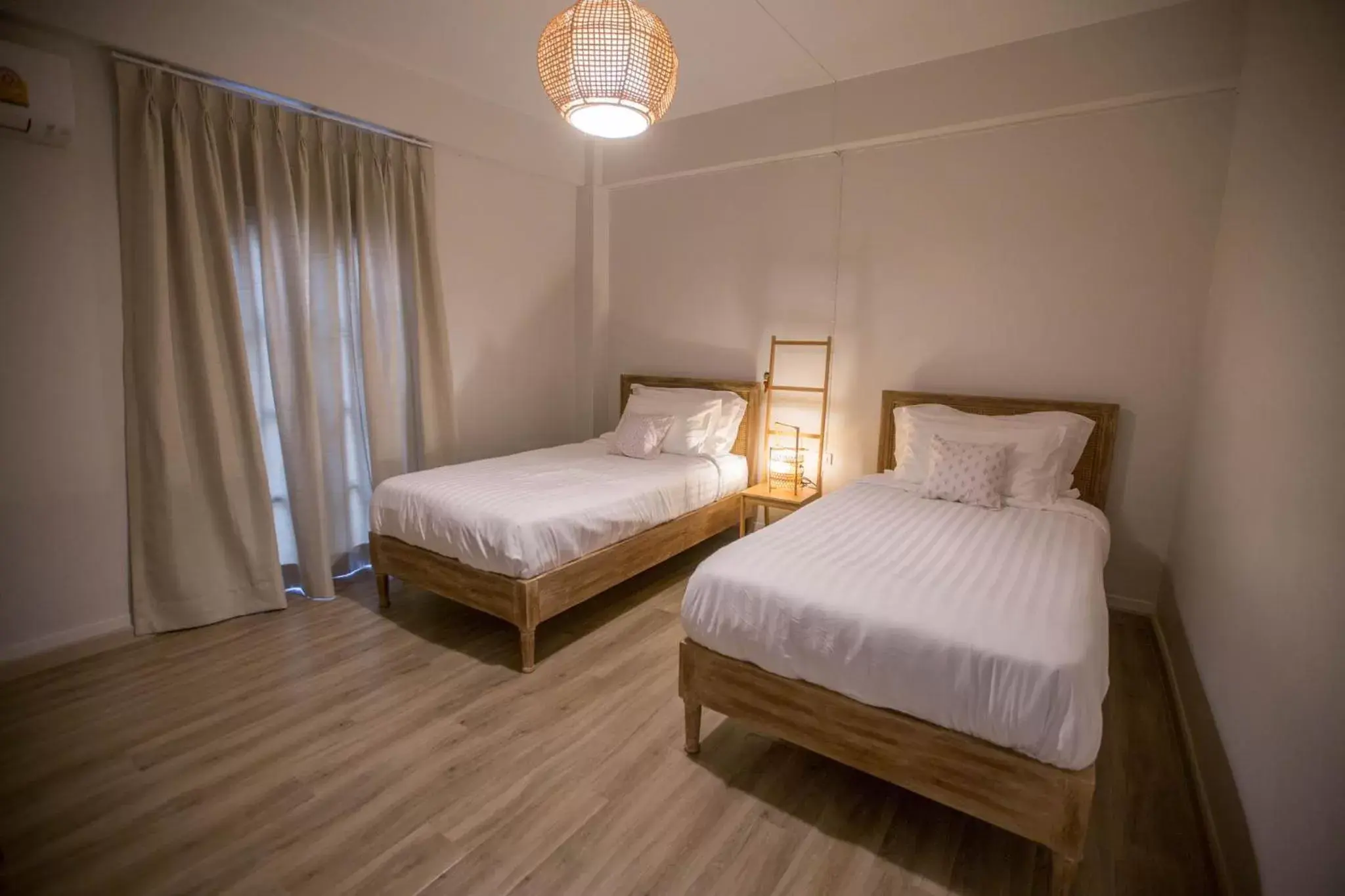 Twin Room with Window in Vera Nidhra - Self check-in after 6pm Twin Room with Window in Vera Nidhra - Self check-in after 6pm