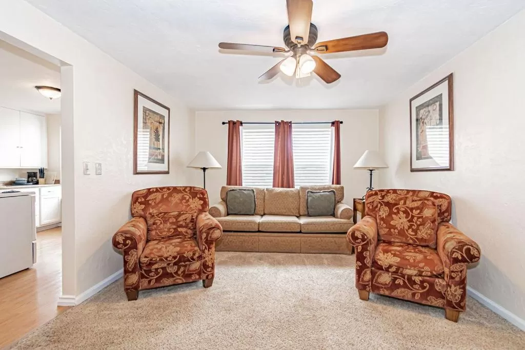 Living room, Seating Area in Suites of Lava Hot Springs