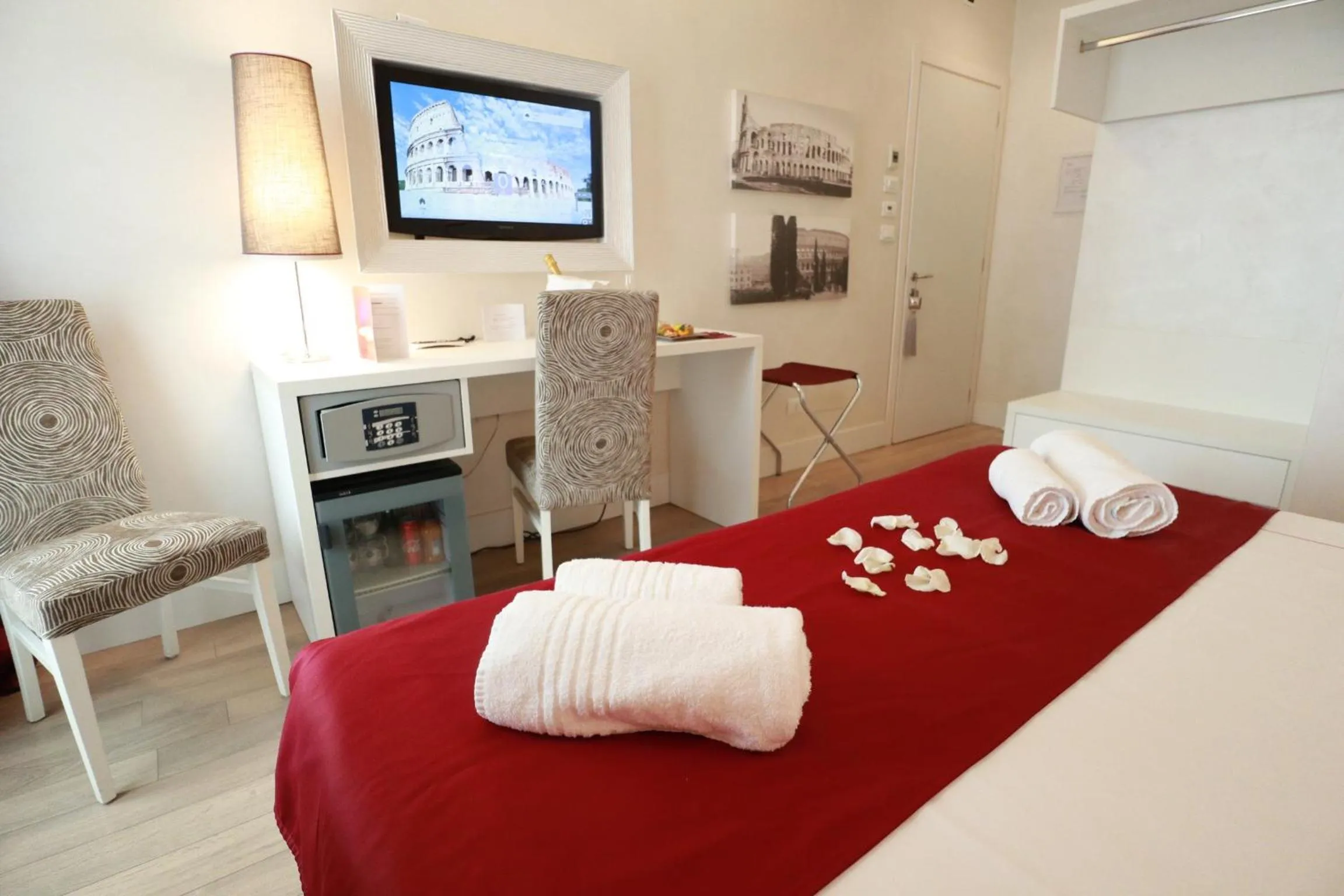 Photo of the whole room, Bed in Tullia&Prisca Relais