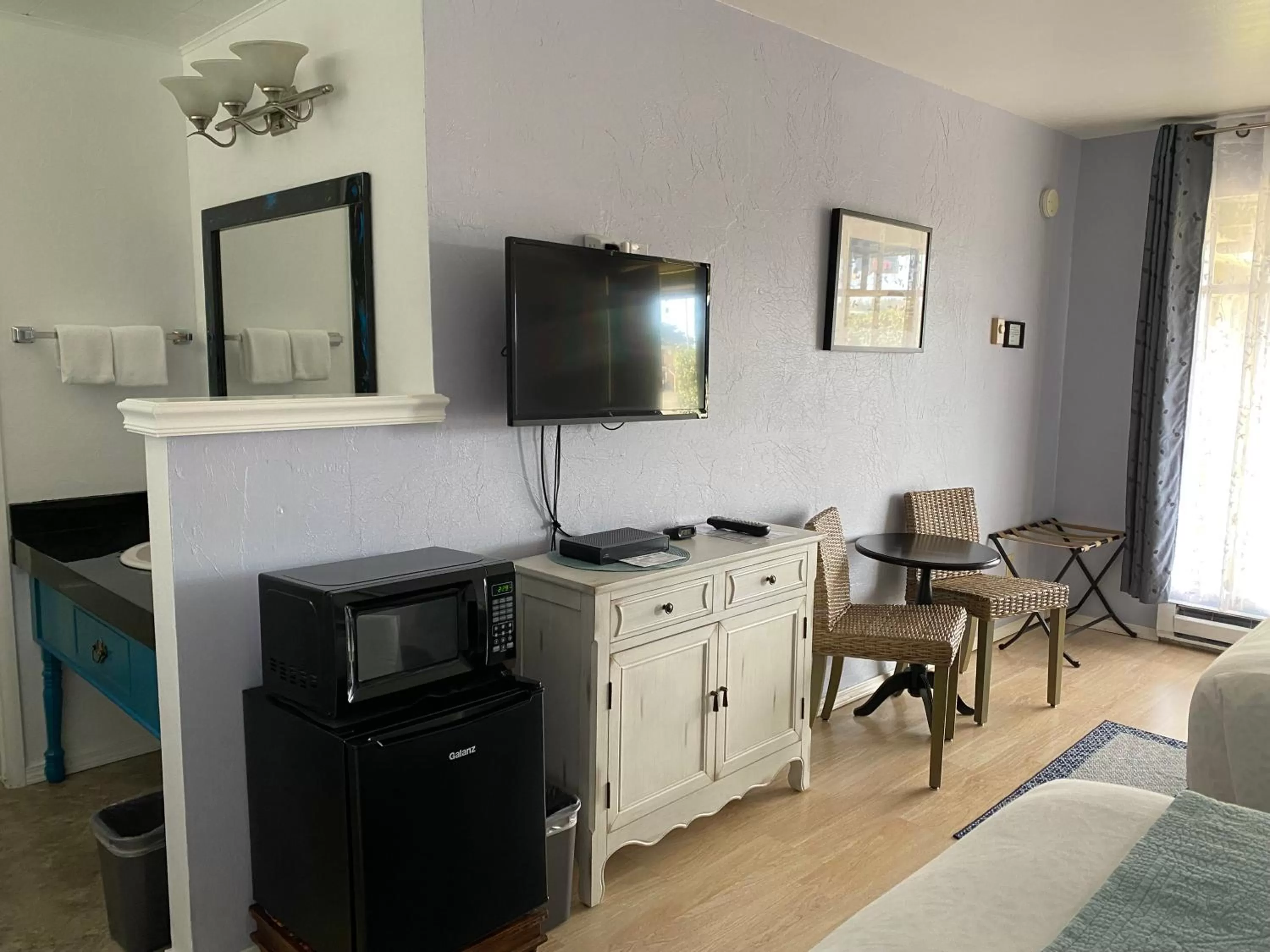 TV and multimedia, Bed in La Kris Inn