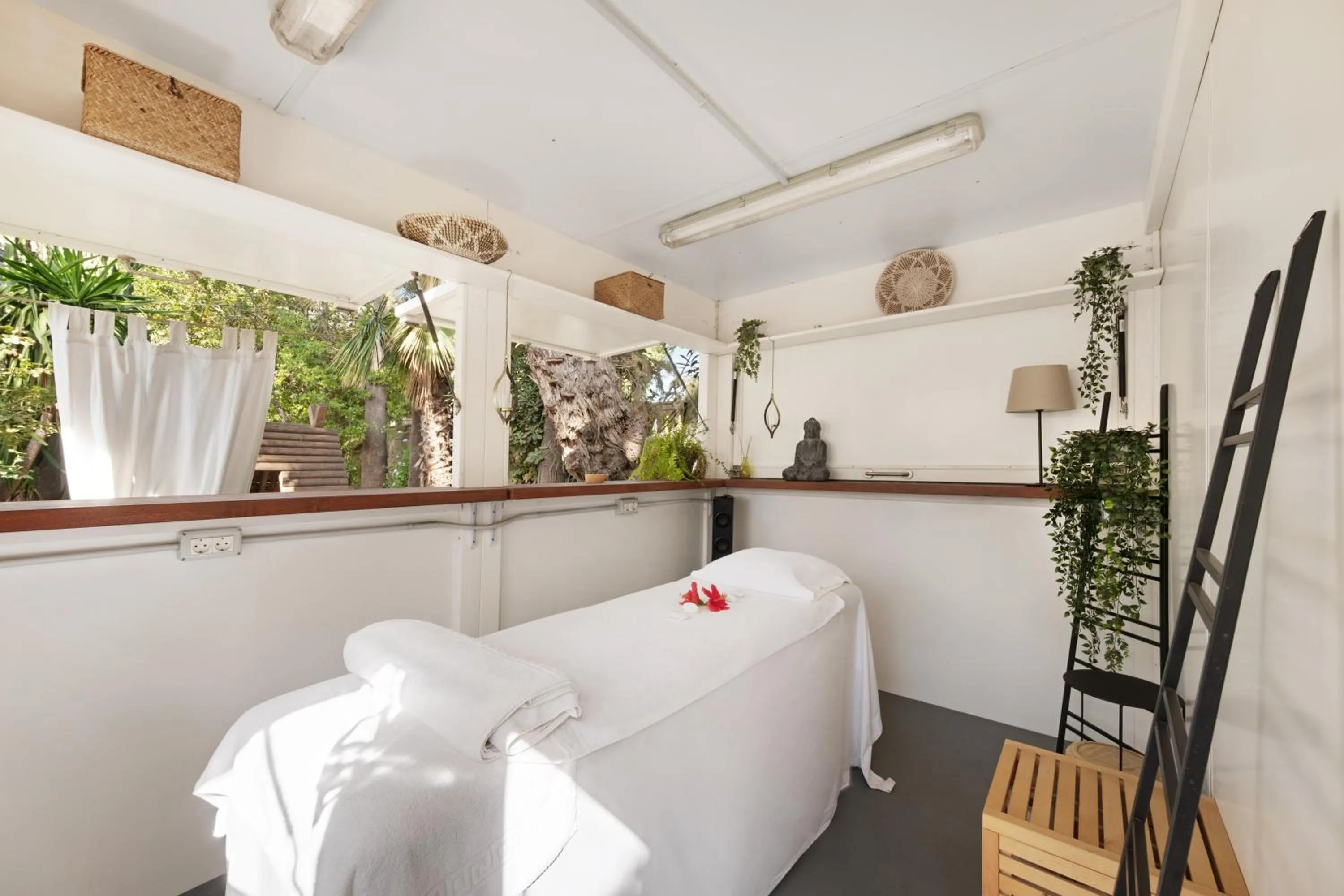 Massage, Bed in Hotel Ciutat Jardi