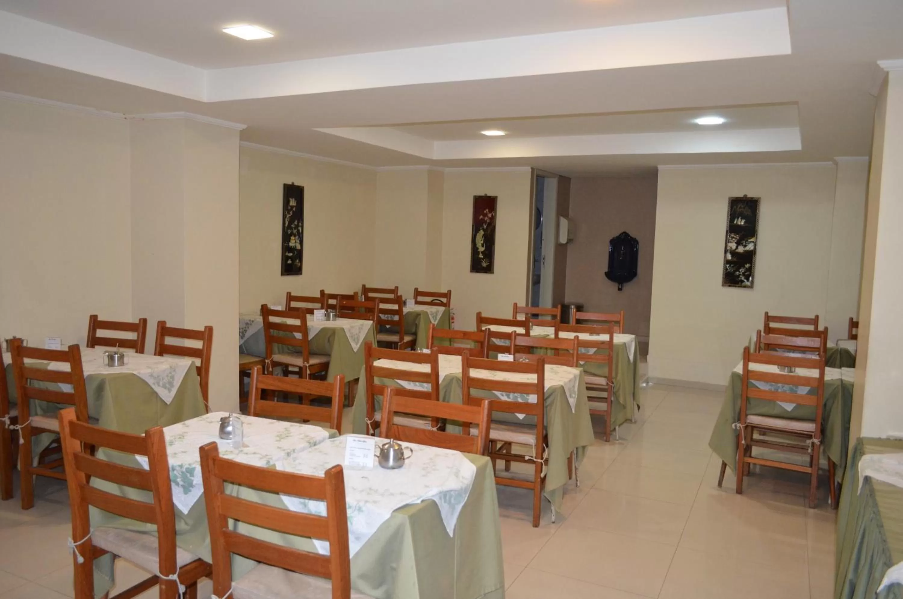 Restaurant/places to eat in Lux Hotel