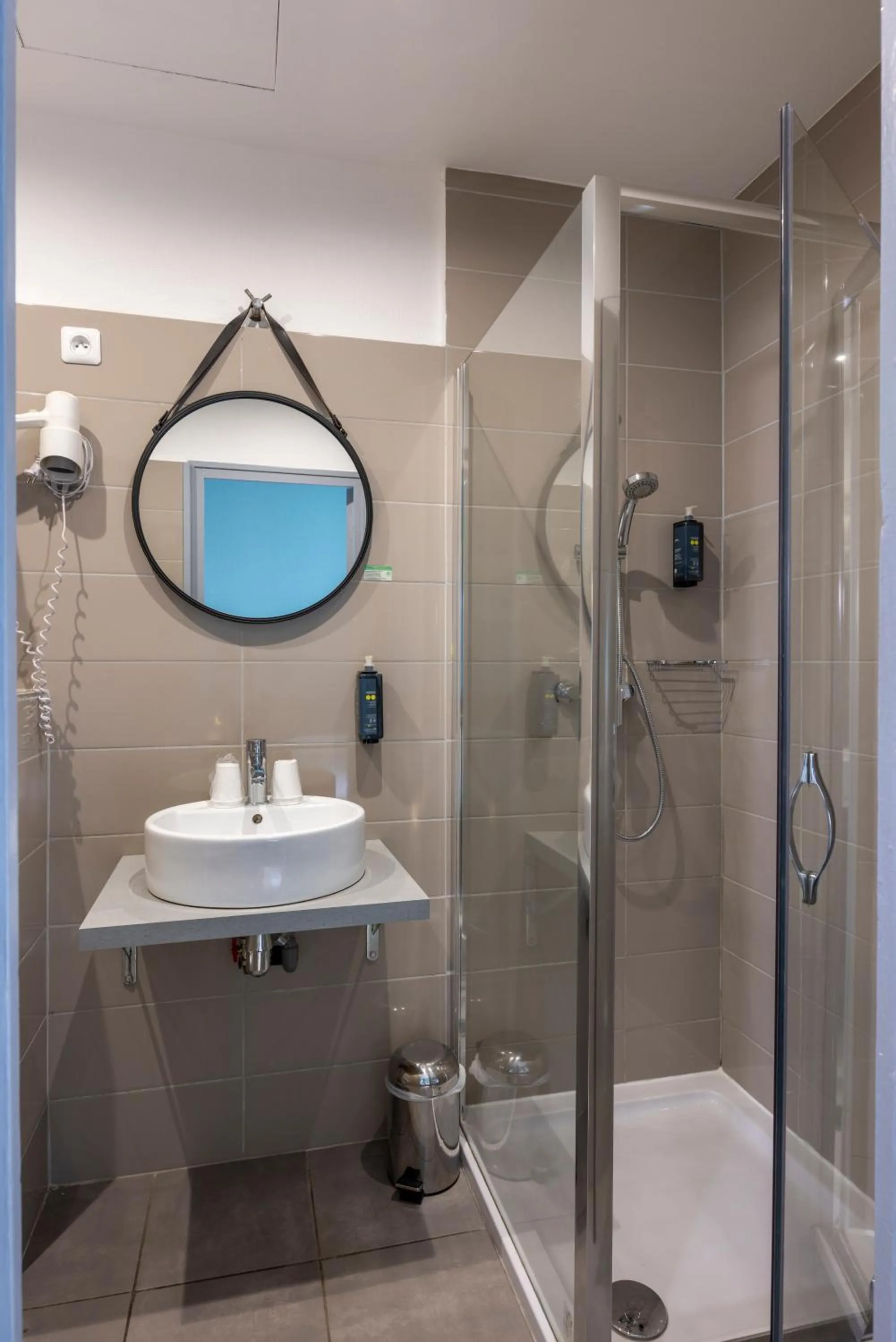 Shower in The Originals Boutique, Hôtel Danieli, Avignon