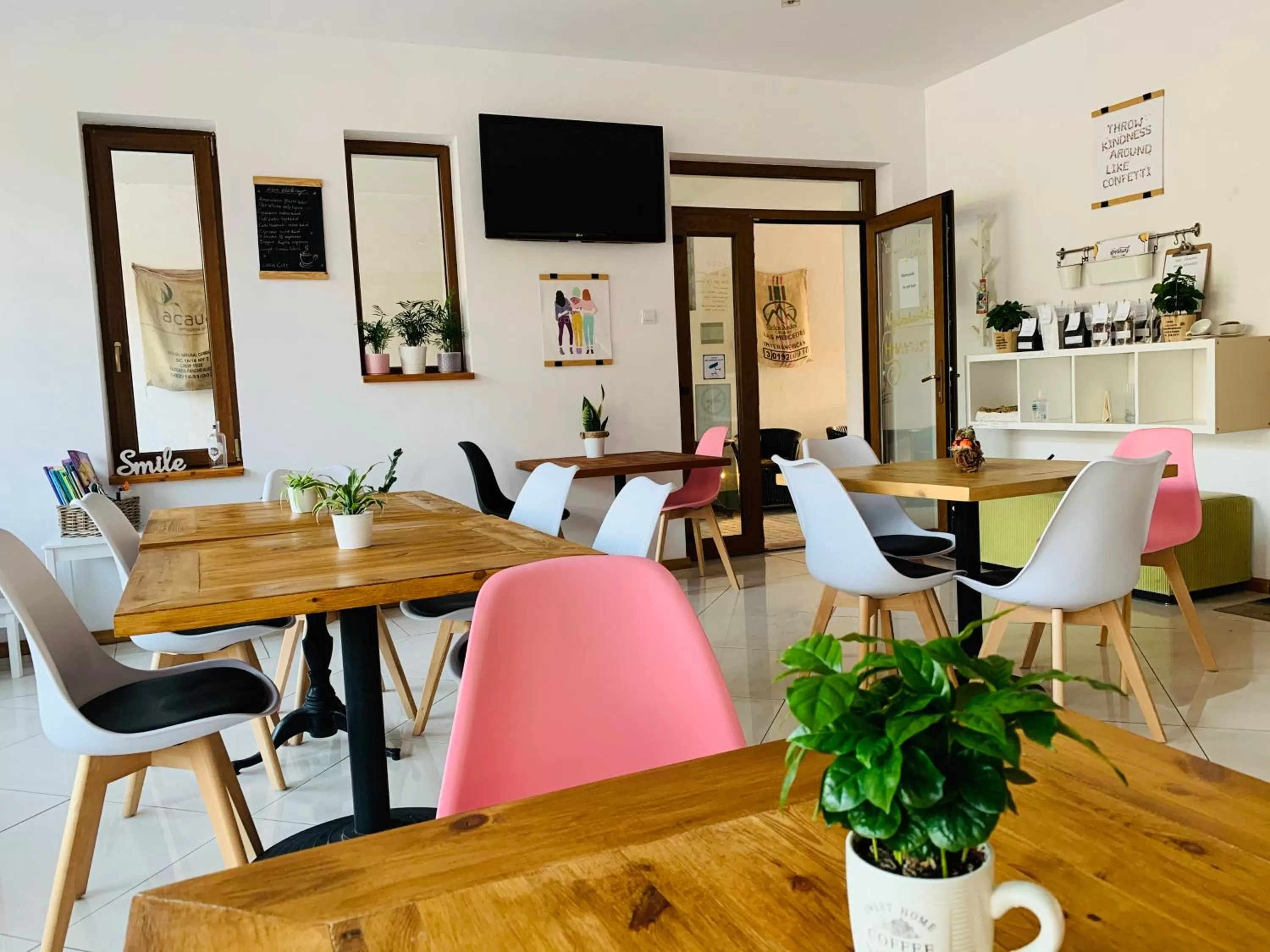 Restaurant/Places to Eat in Egria Apartments