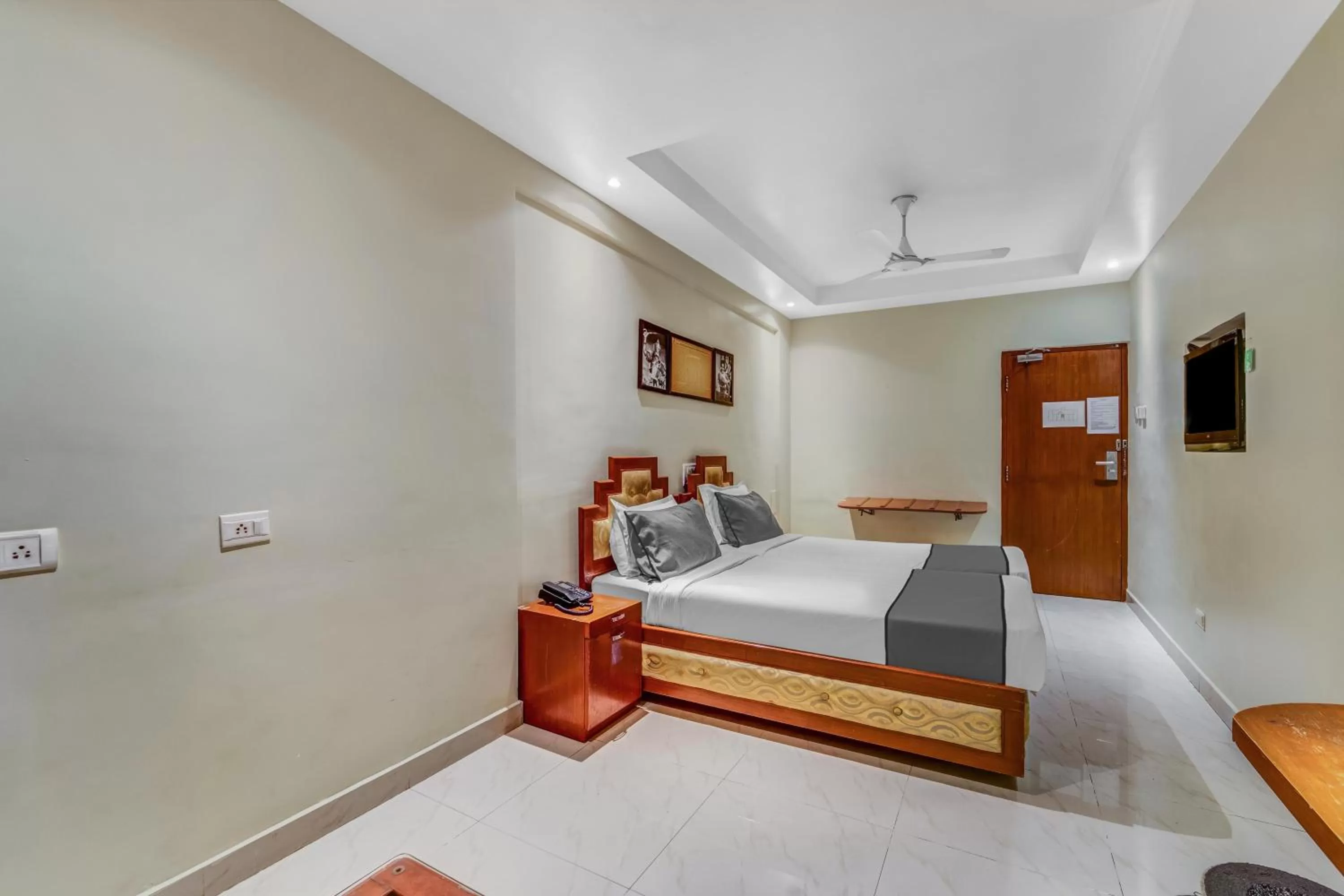 Bed in Upar Hotels Cinecity Kodambakkam RAGHAVENDRA MANDAPAM