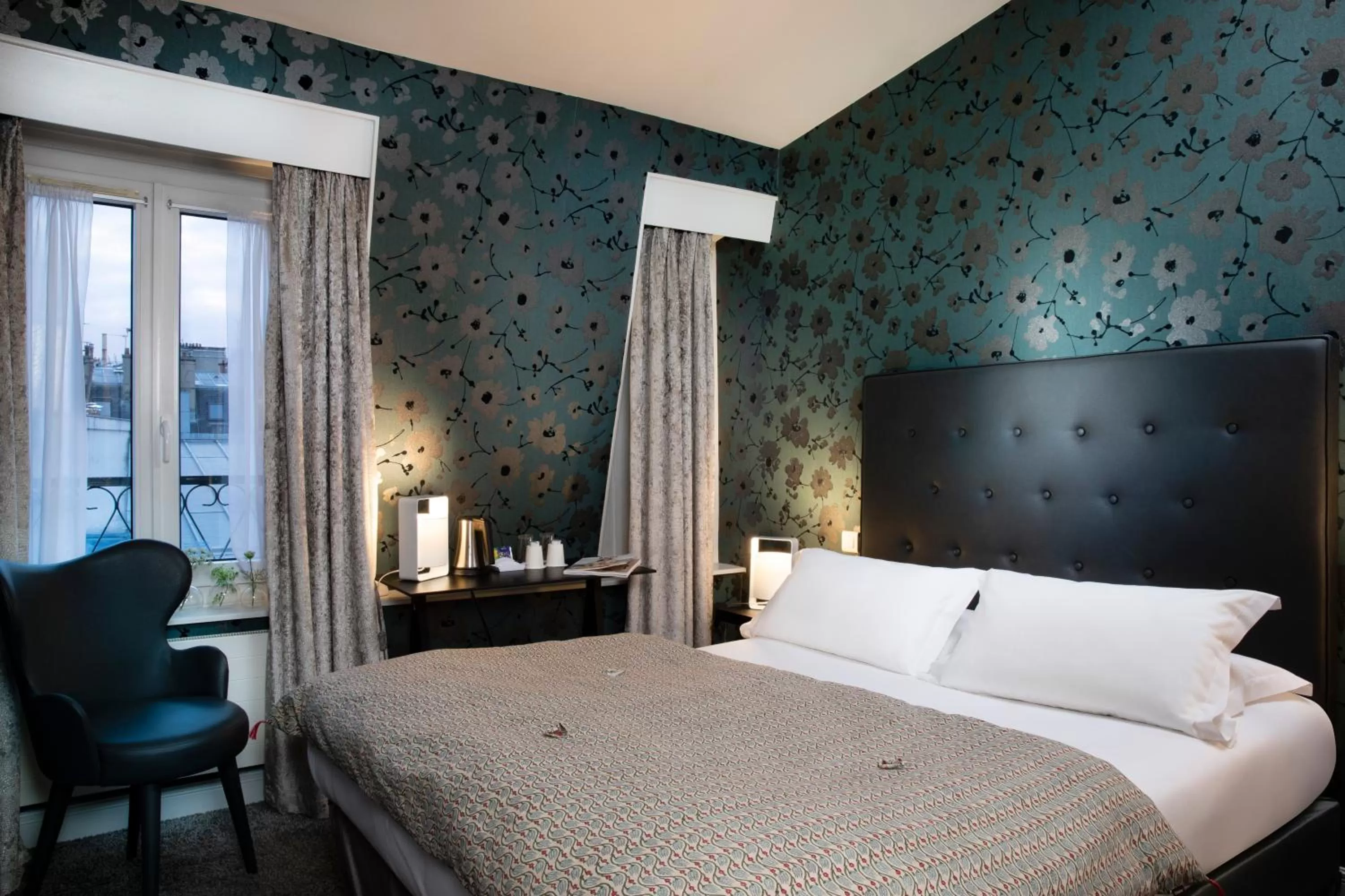 Photo of the whole room, Bed in Hôtel Plaza Étoile