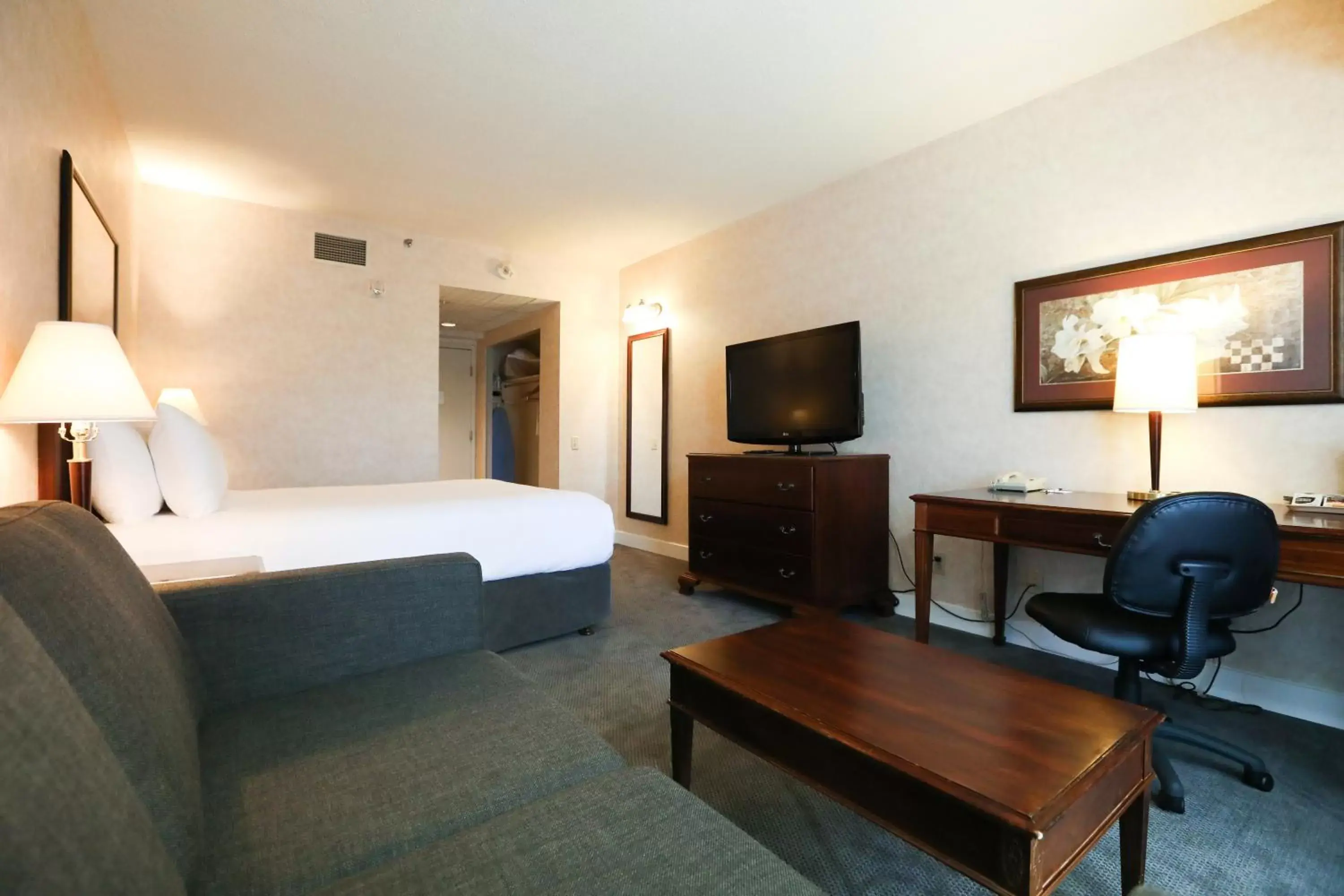 Standard Queen Room in Atrium Inn Vancouver Standard Queen Room in Atrium Inn Vancouver