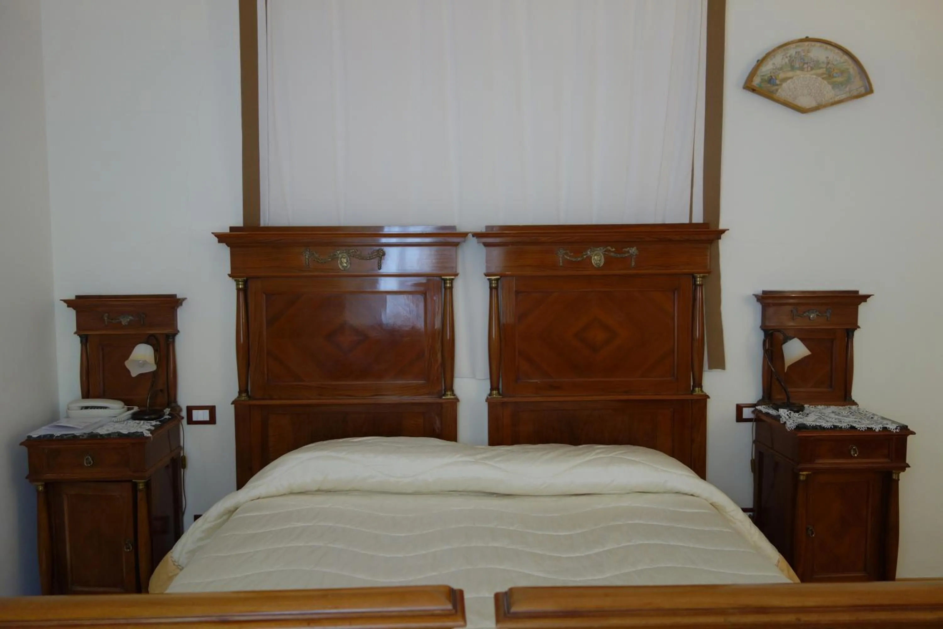 Bathroom, Bed in Hotel Roma