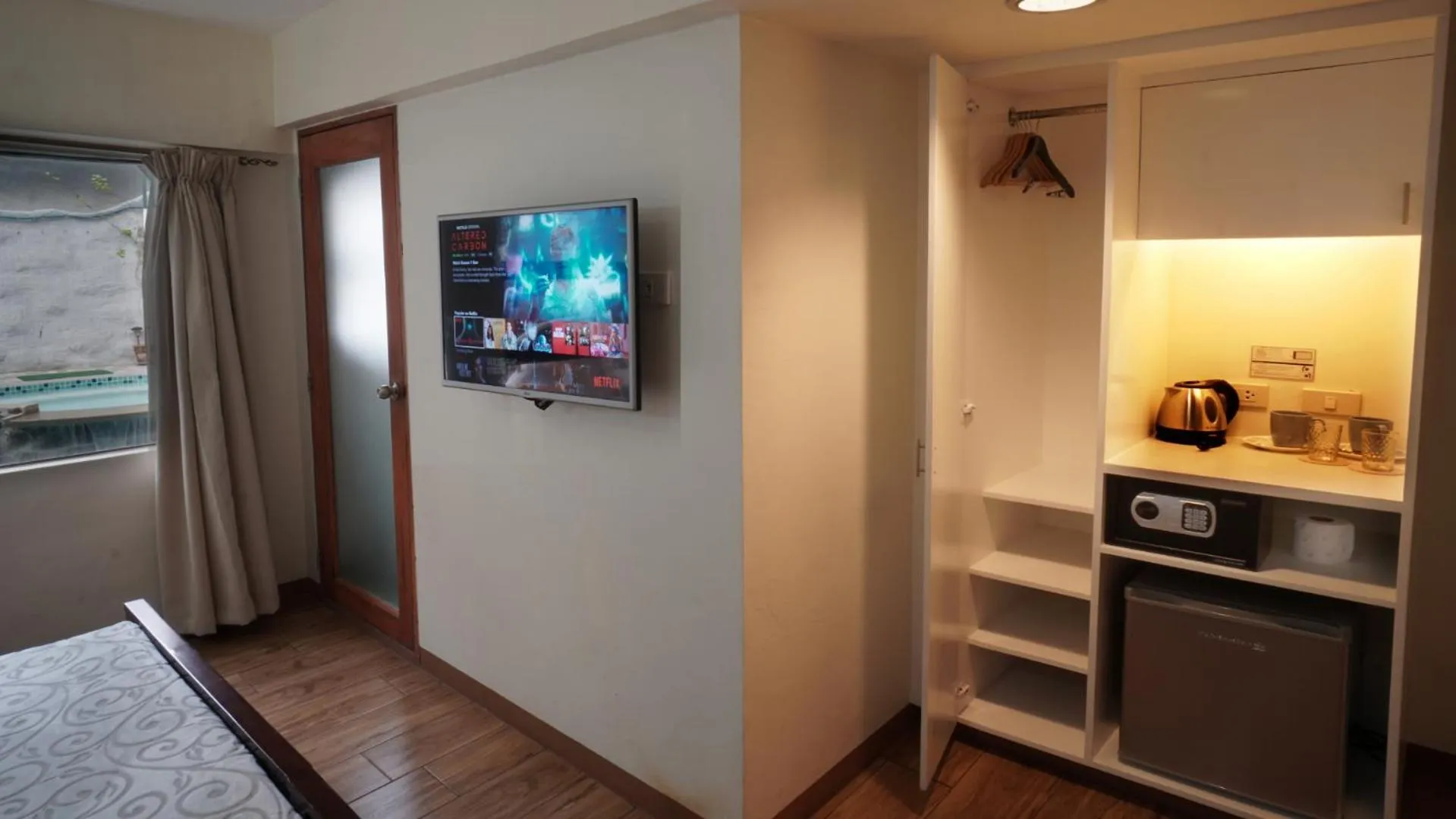 TV and multimedia, Bed in 1775 Adriatico Suites