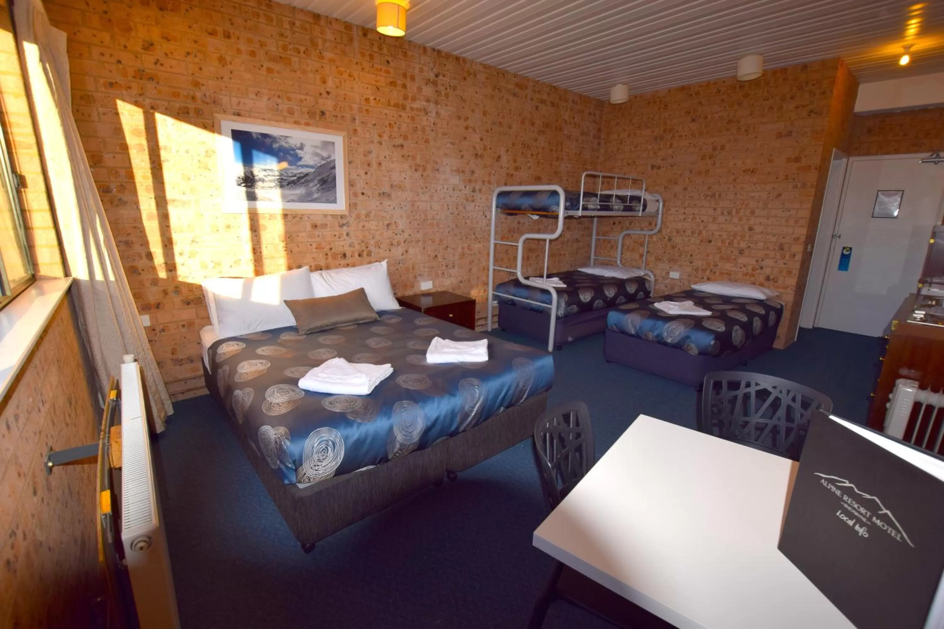 Photo of the whole room, Bed in Alpine Resort Motel