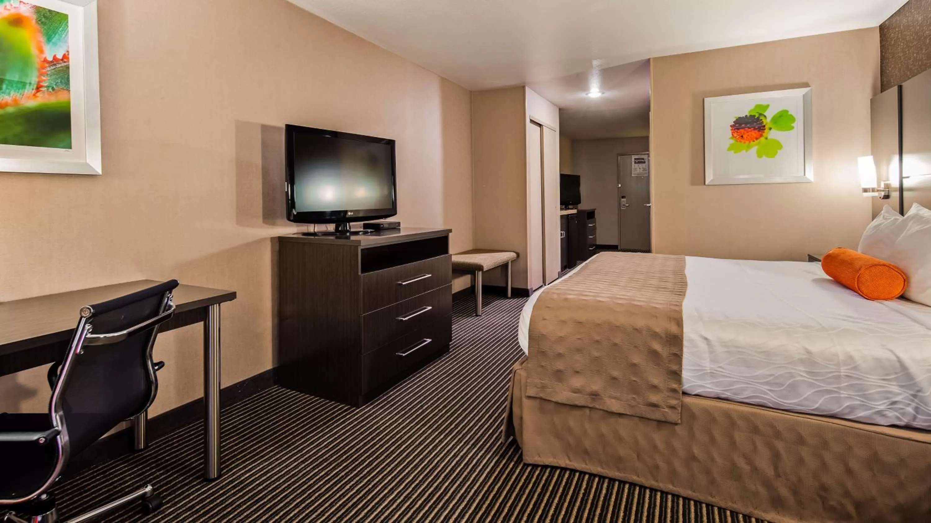 Photo of the whole room, Bed in Best Western Plus Rama Inn & Suites