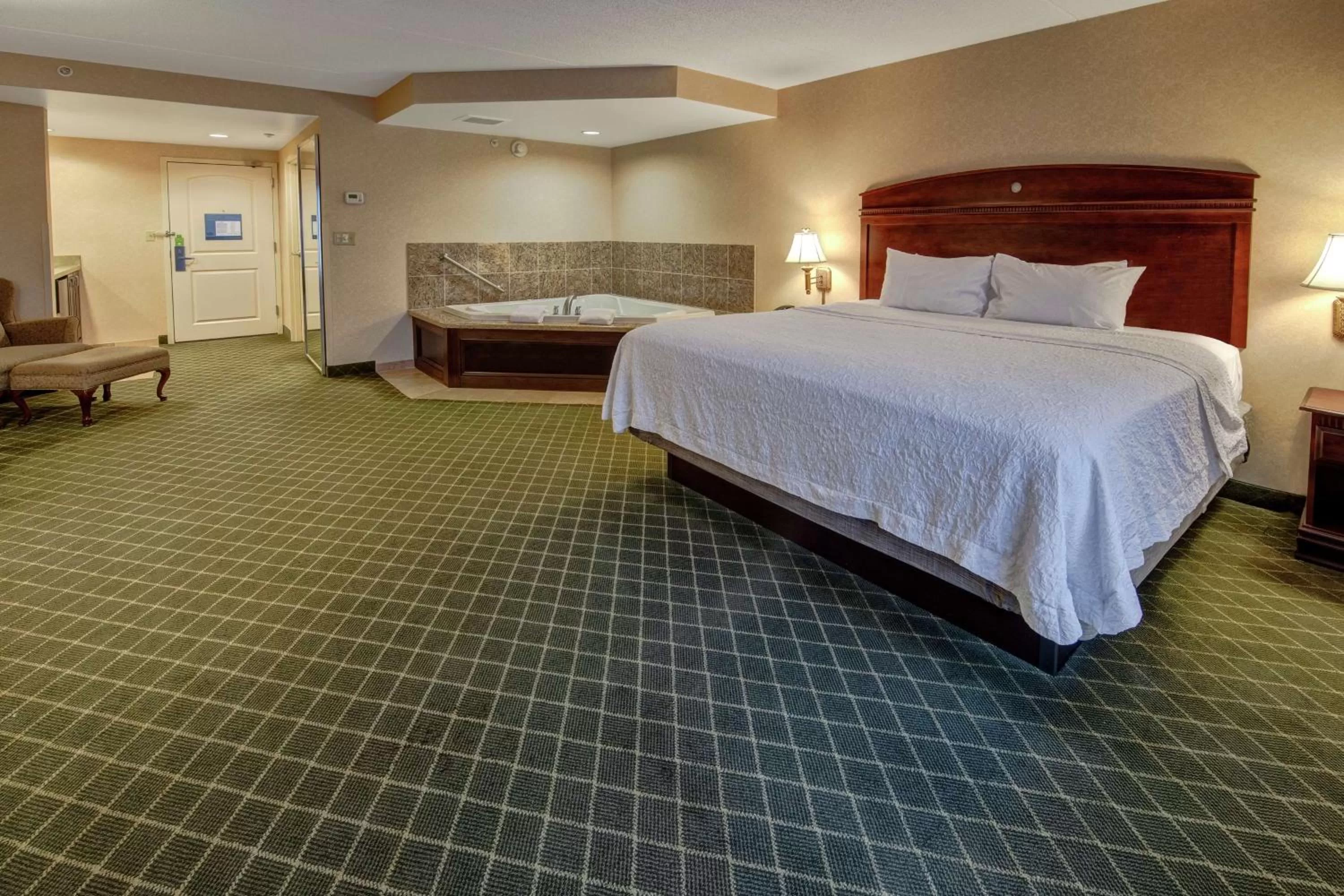 Bathroom, Bed in Hampton Inn Cambridge