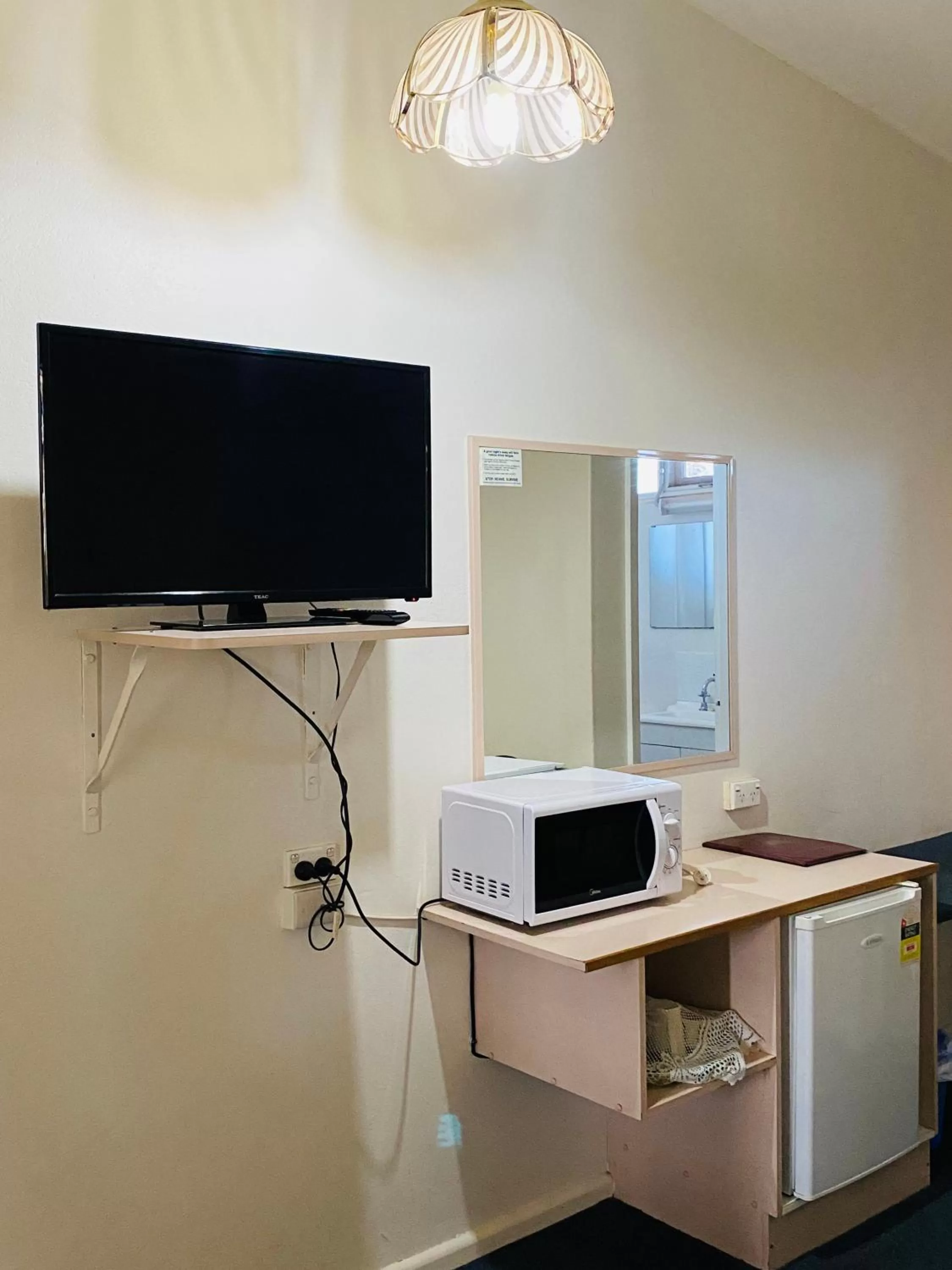 TV and multimedia in County Lodge Motor Inn