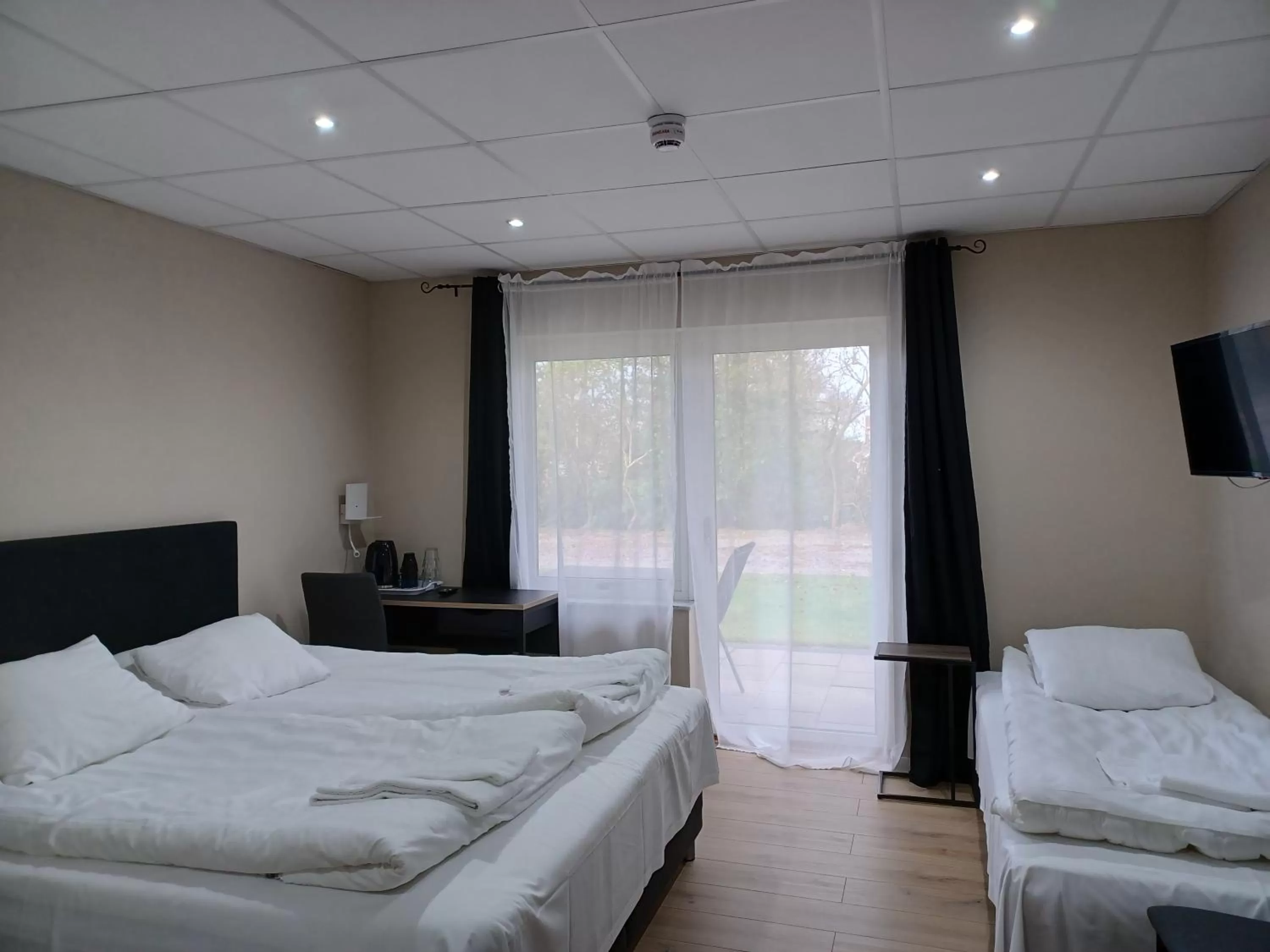 Trebäddsrum med terrass Hotell in Solstickan Hotell & Vandrarhem