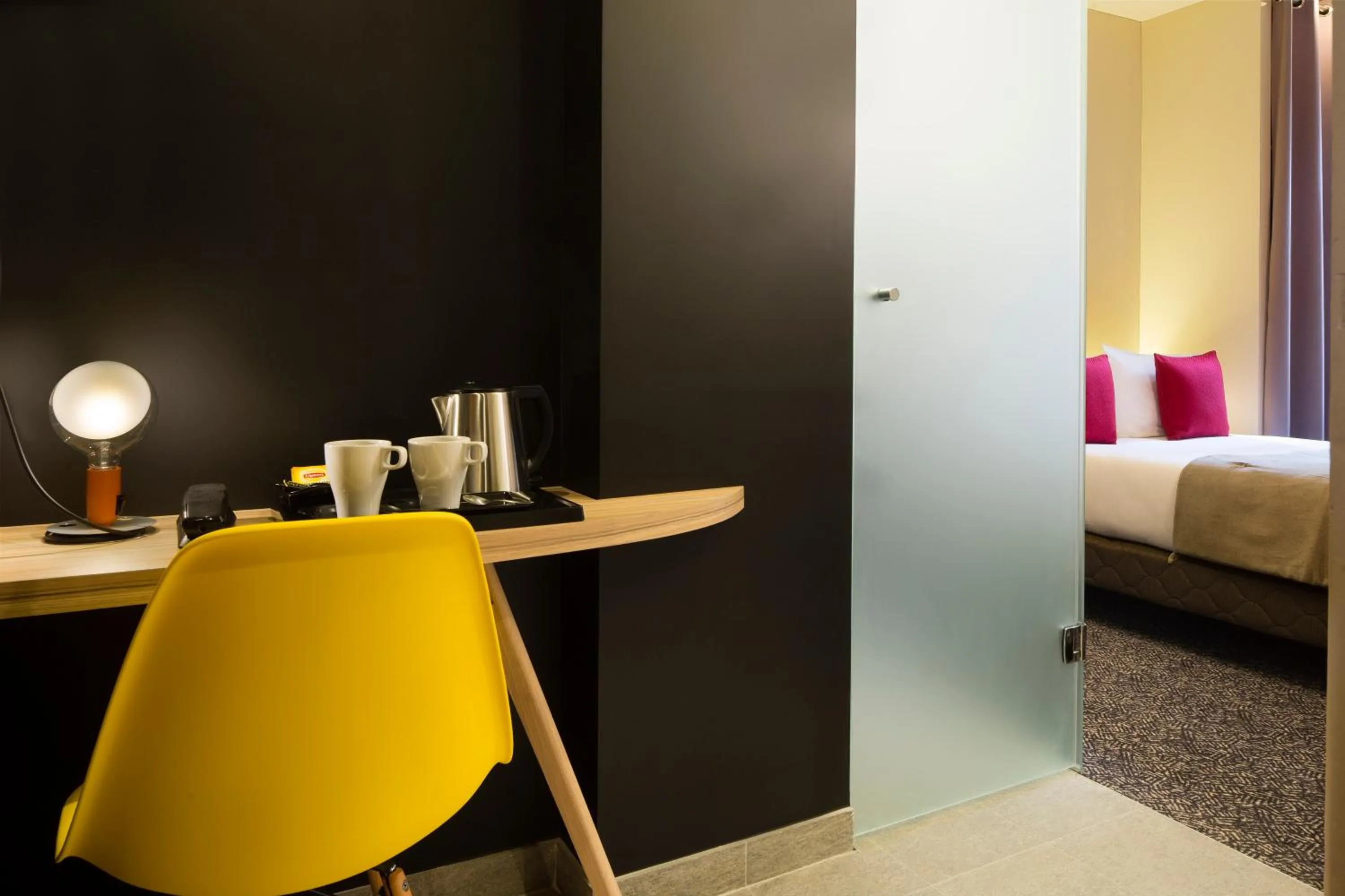 Shower, Bed in Hotel Auguste