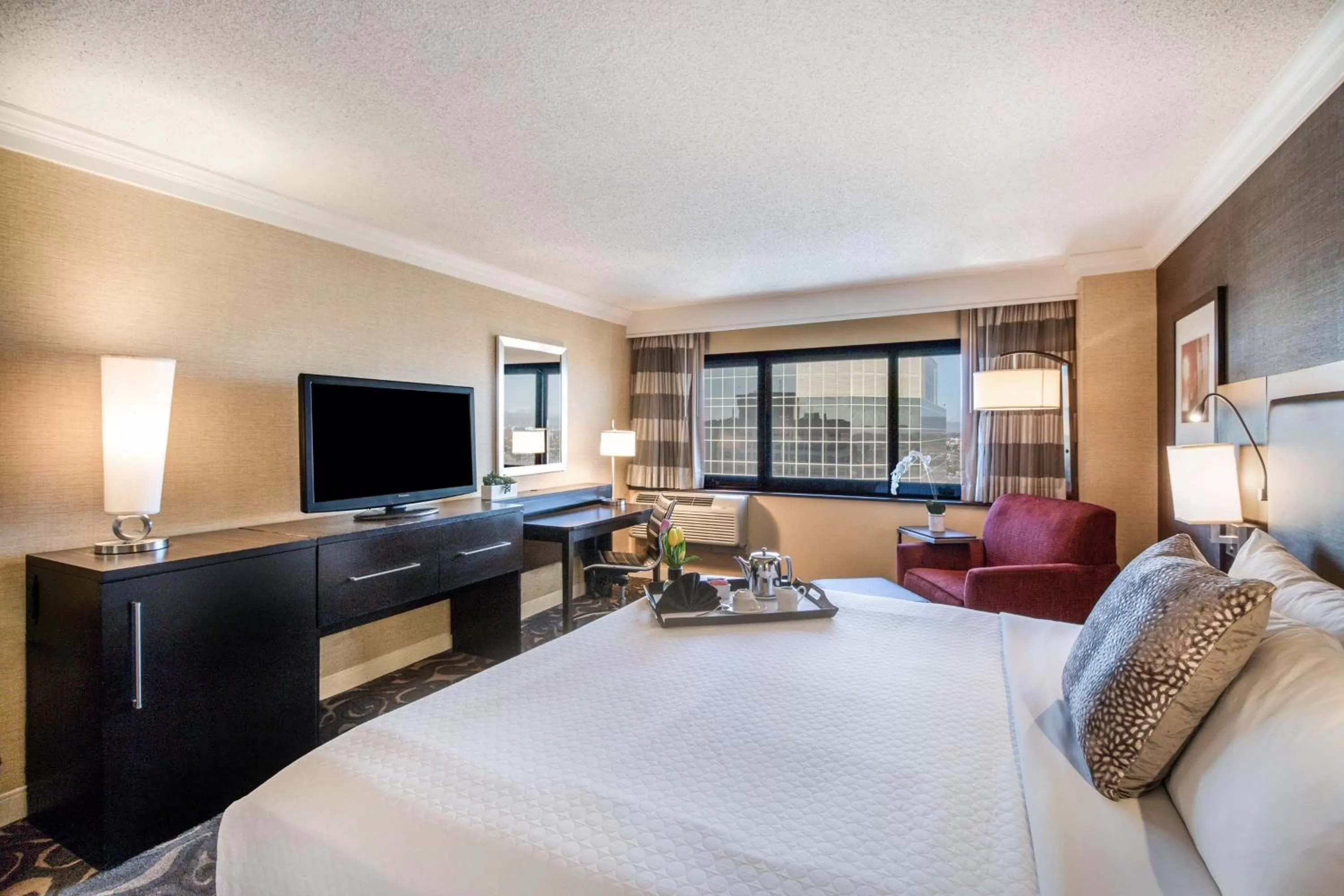 Executive King Room and Tub - Mobility/Hearing Accessible in Sonesta Los Angeles Airport LAX