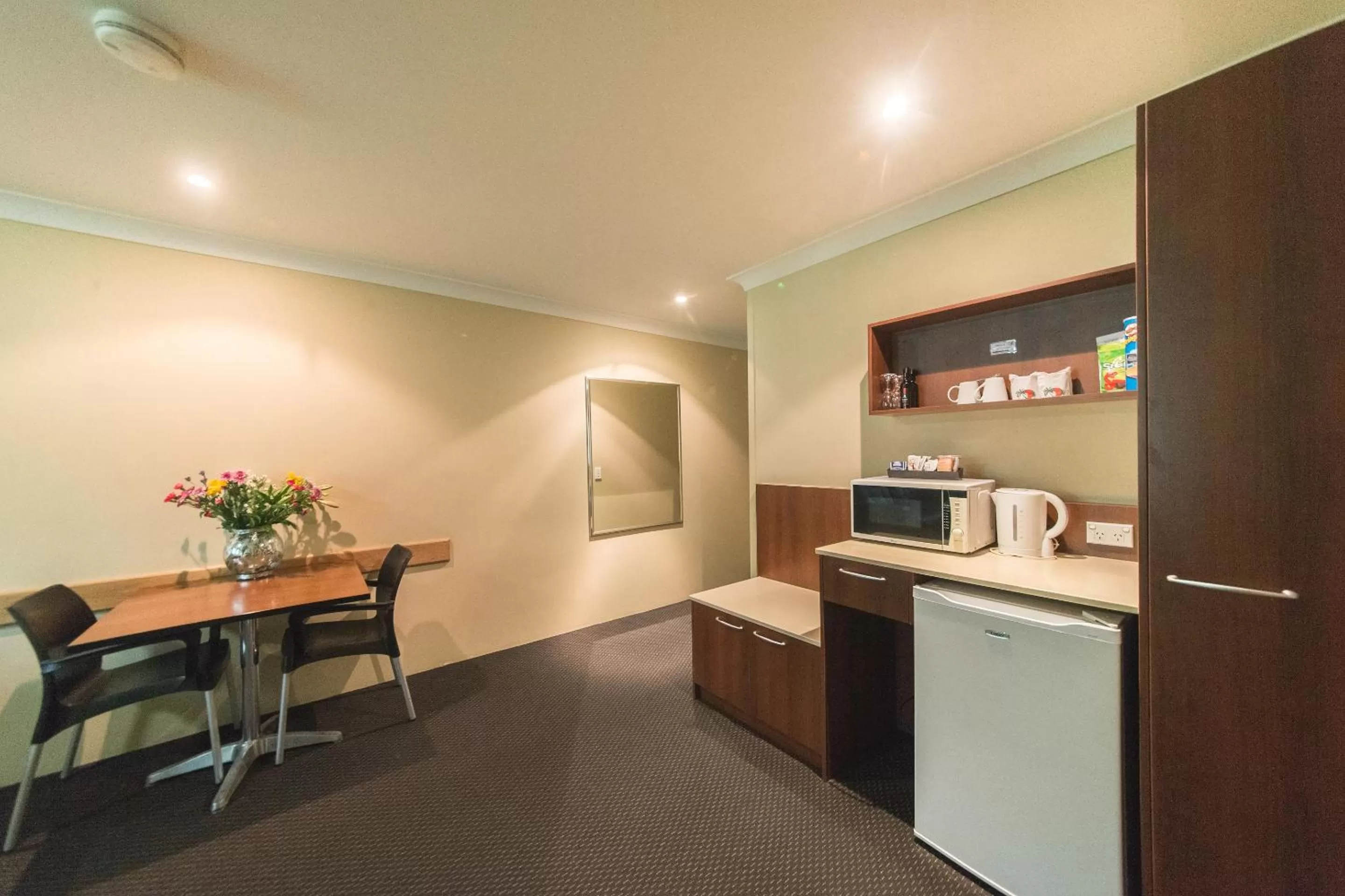 Coffee/tea facilities in Rocky Resort Motor Inn