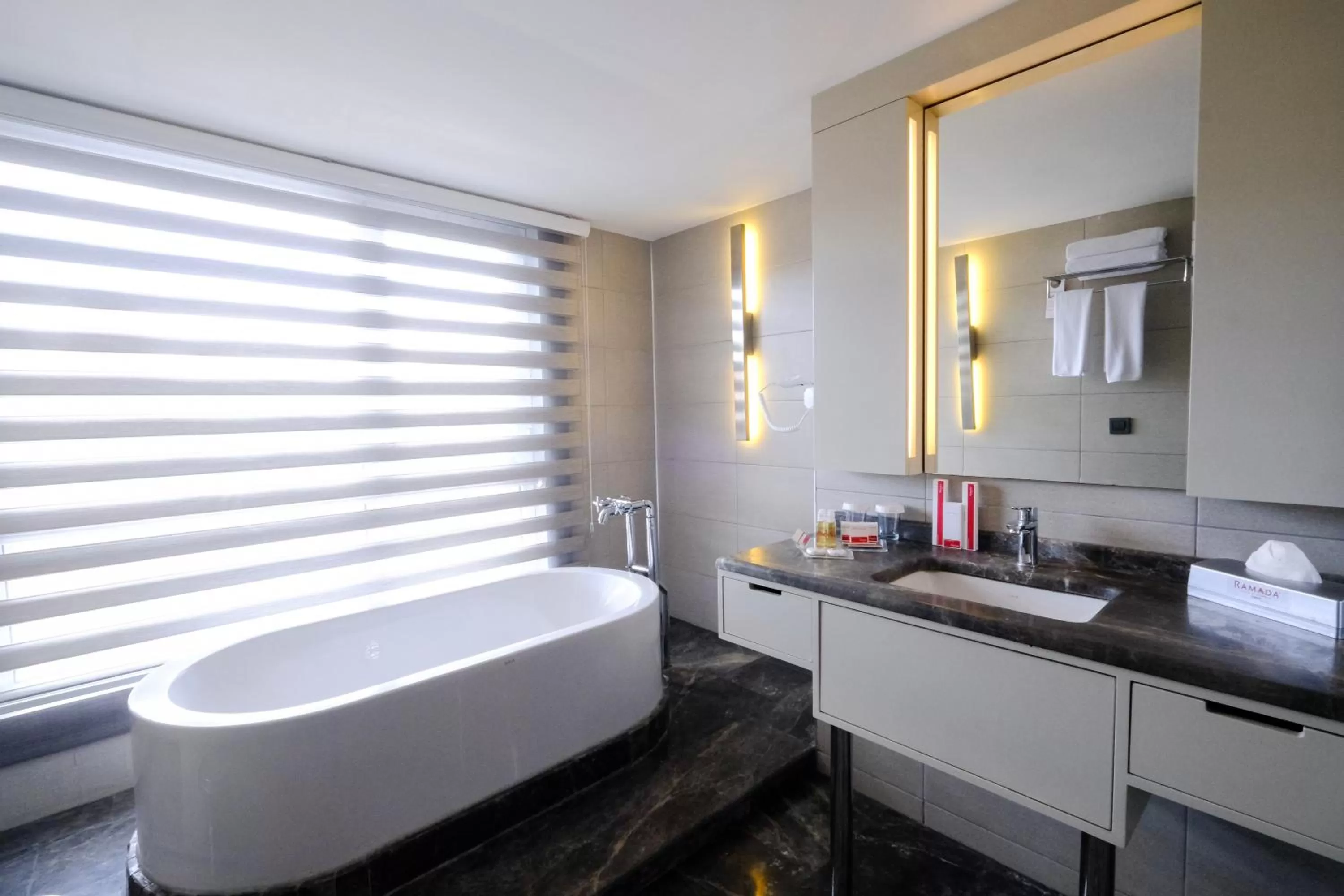 Shower, Bed in Ramada Plaza By Wyndham Izmir