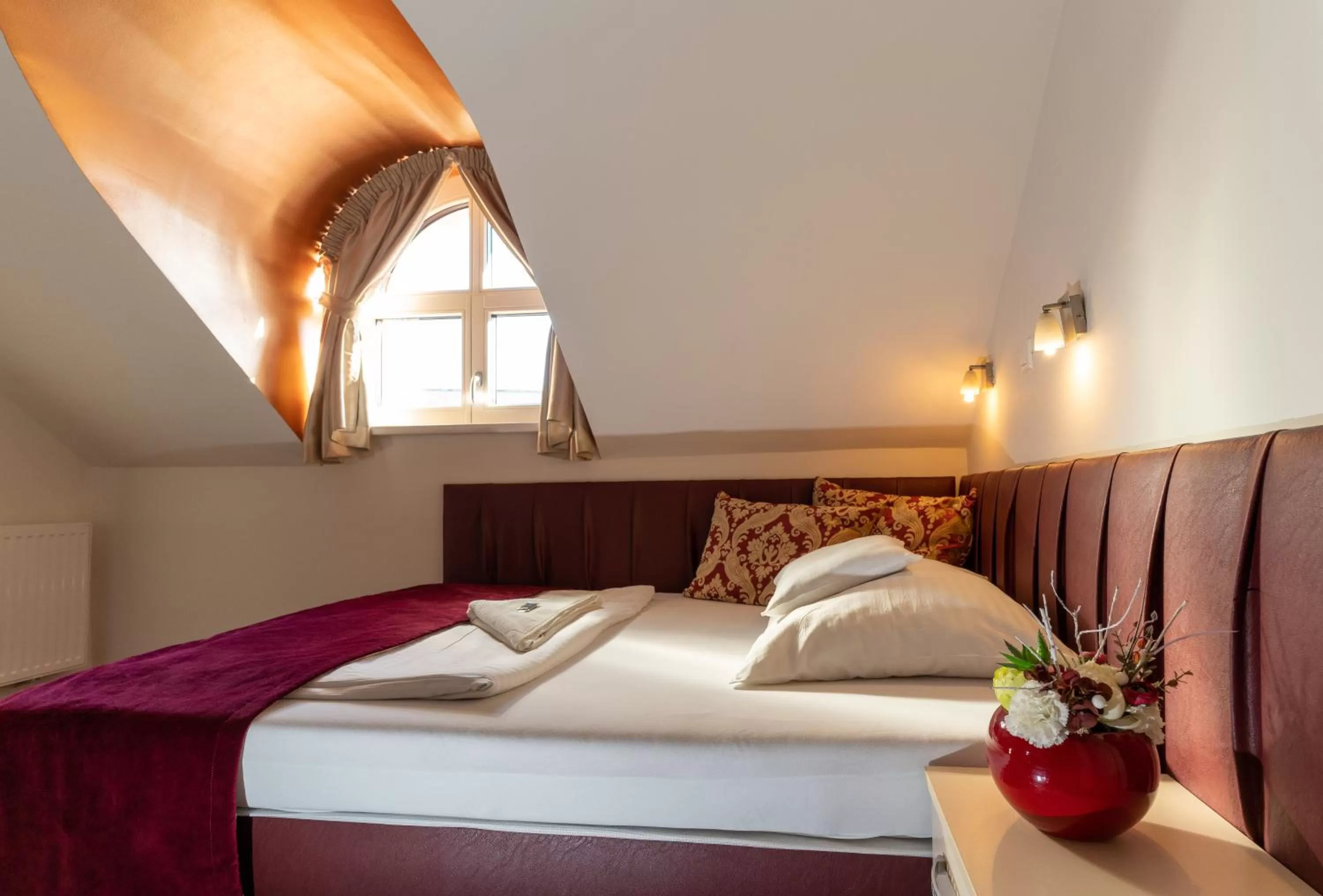 Photo of the whole room, Bed in Teátrum Boutique Hotel