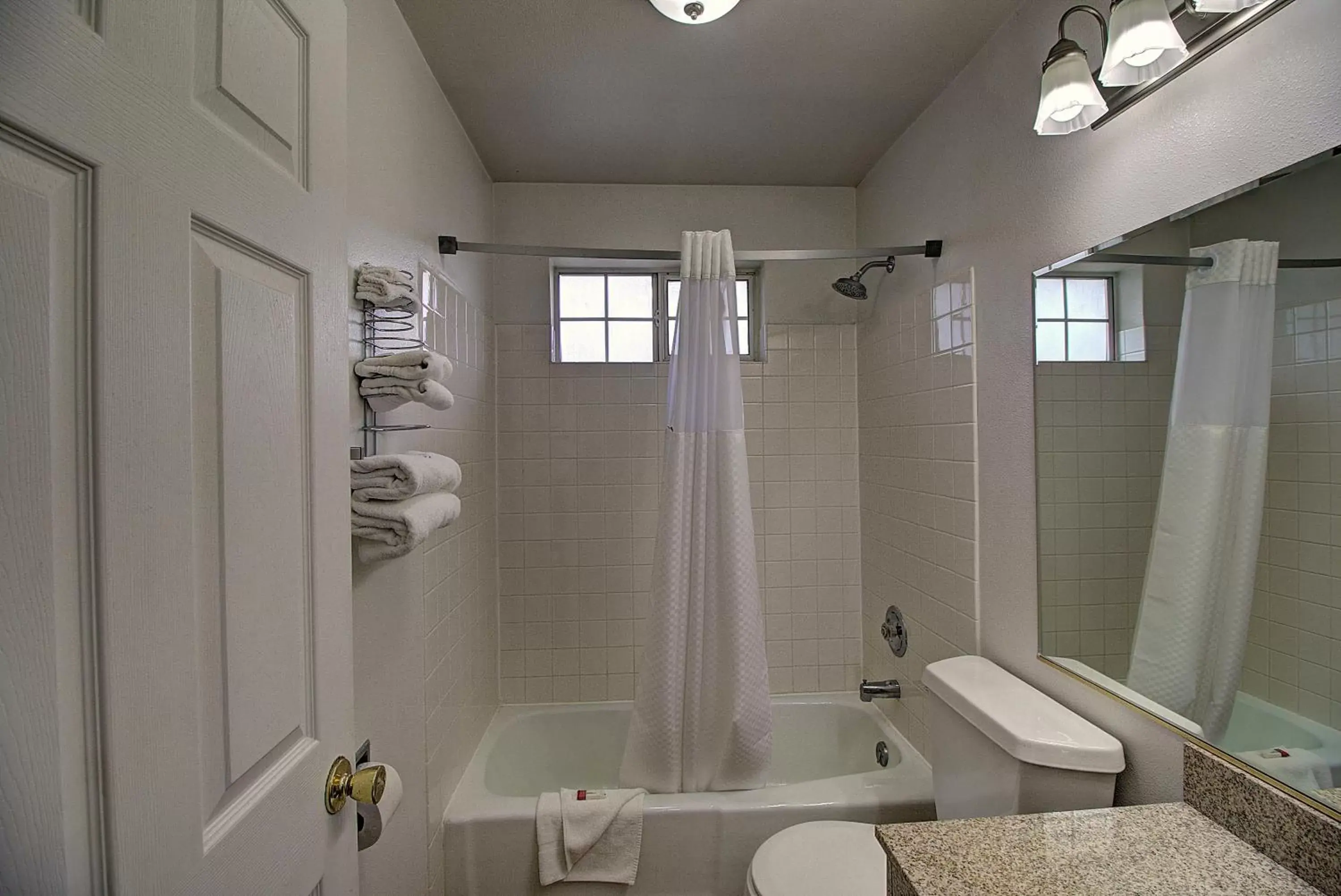 Queen Room - Pet Friendly/Non-Smoking in Days Inn & Suites by Wyndham Lolo Queen Room - Pet Friendly/Non-Smoking in Days Inn & Suites by Wyndham Lolo