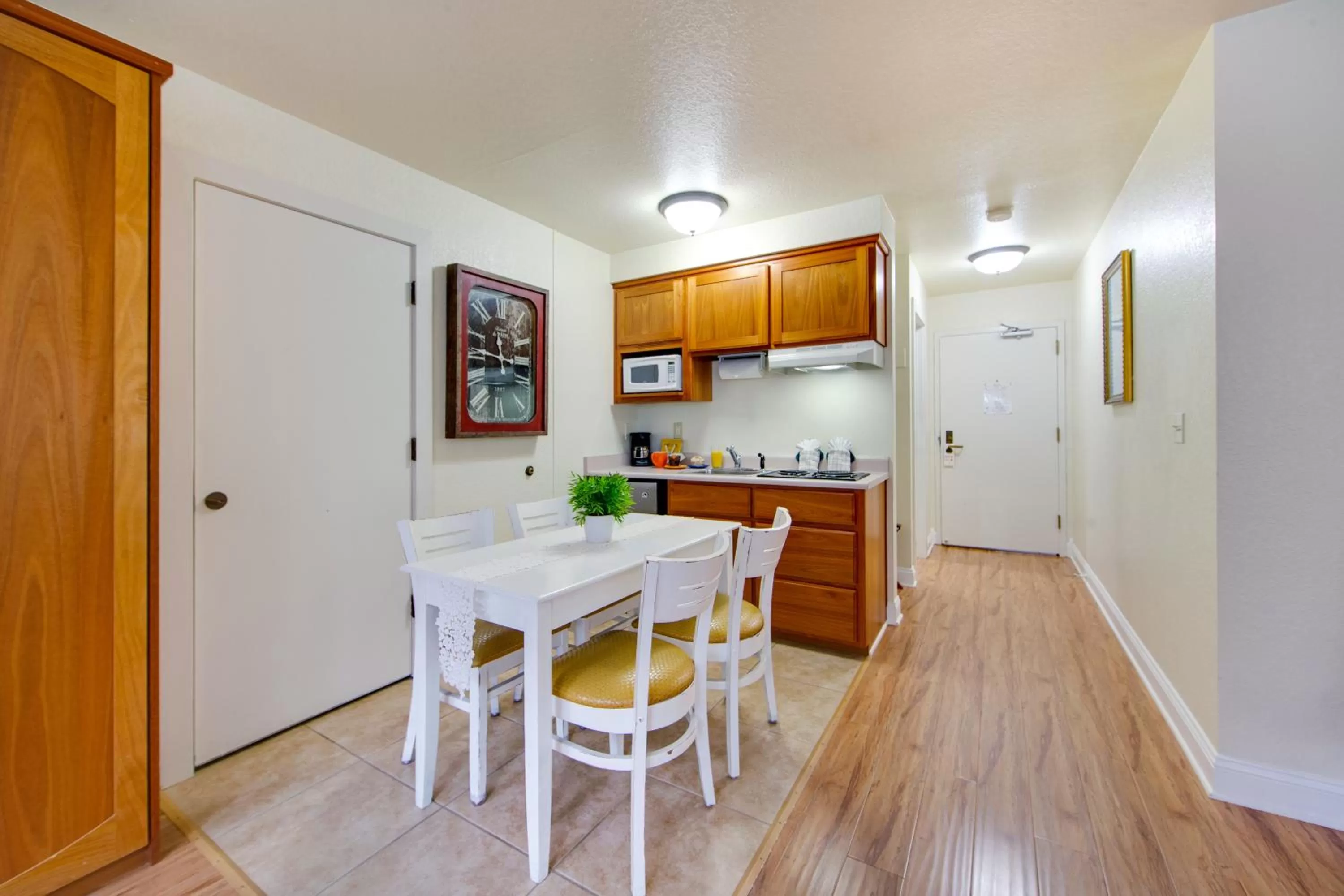 Kitchen or kitchenette in Stratford Inn