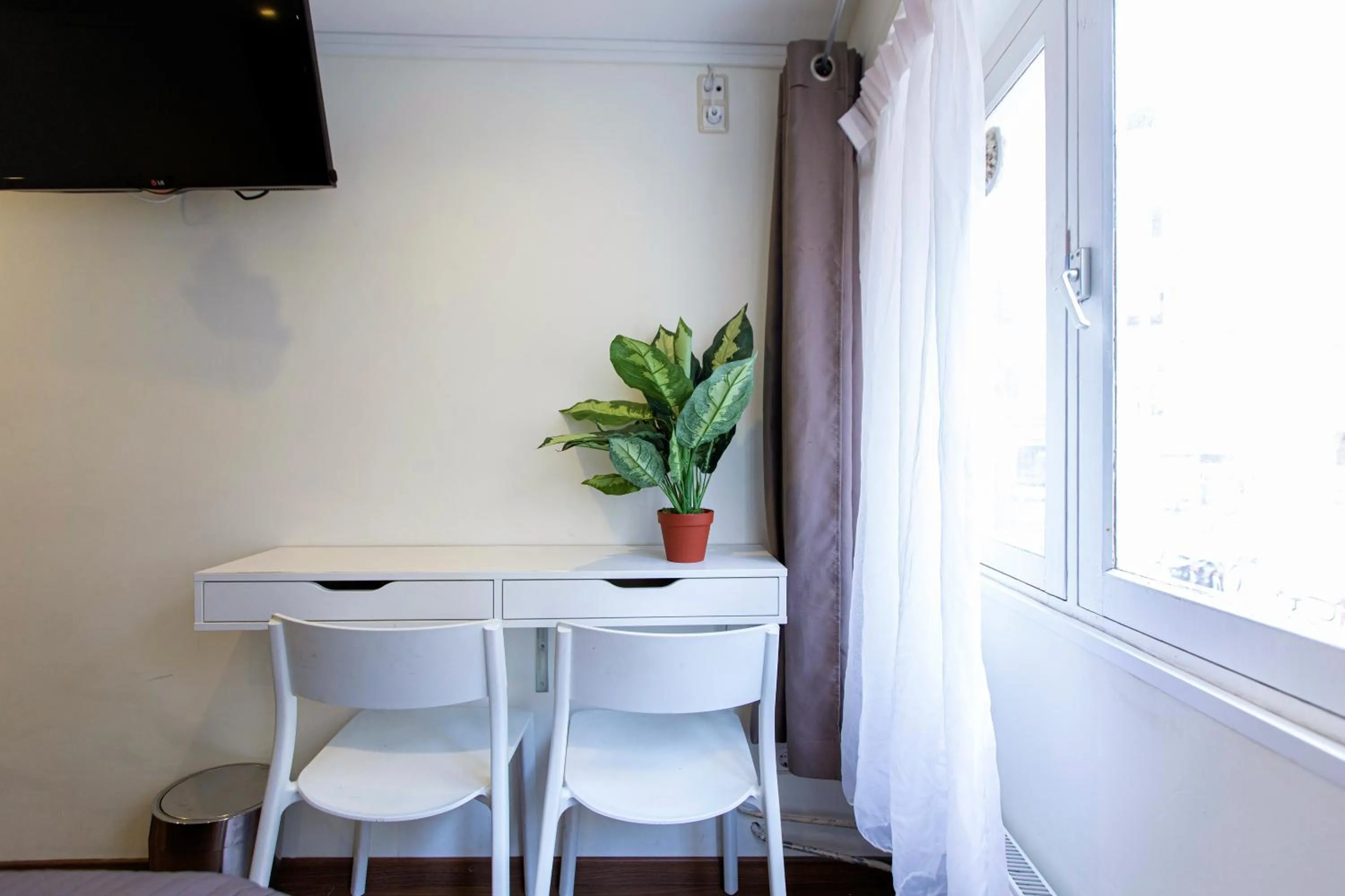 Seating area in Quentin Arrive Hotel