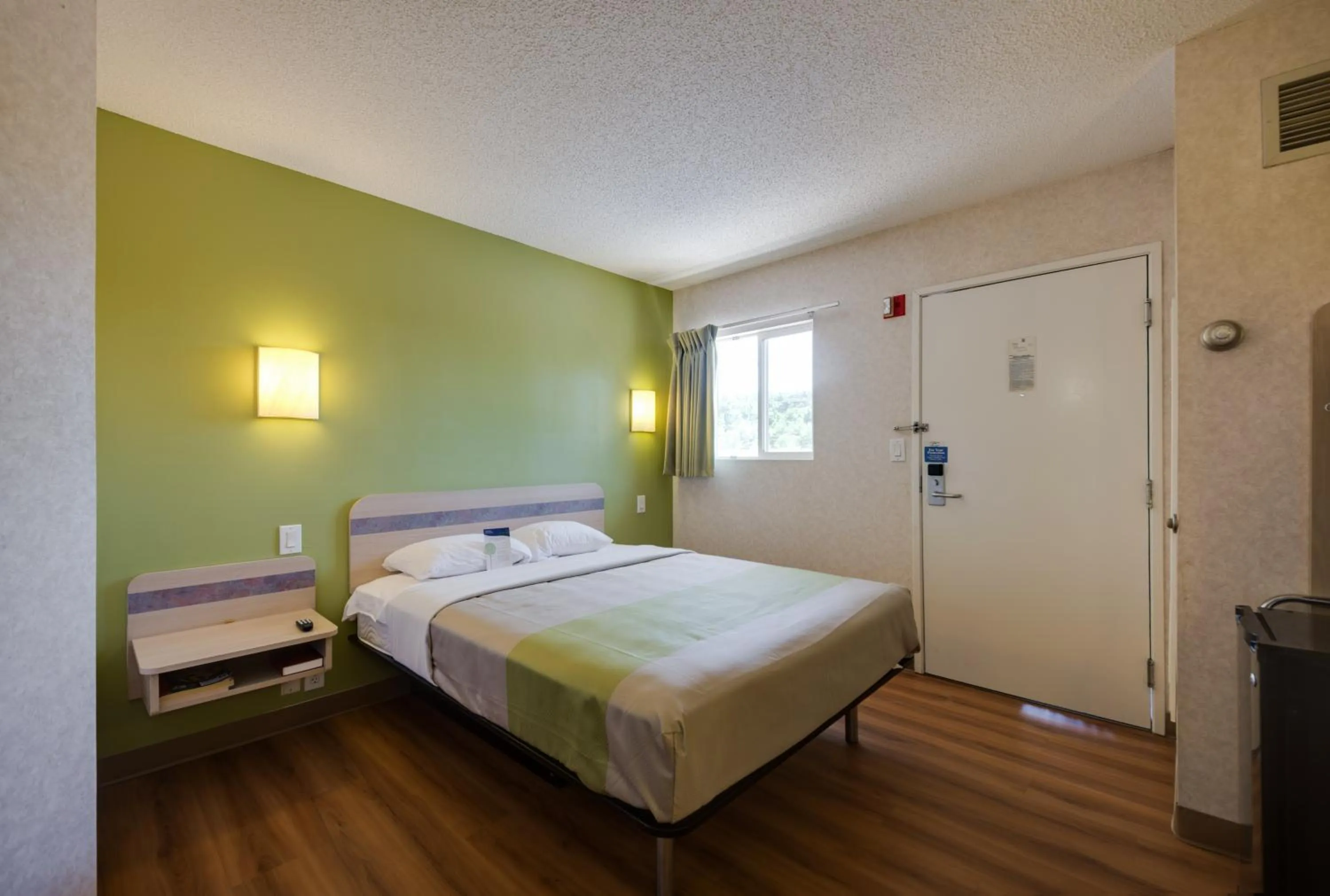 Bedroom, Bed in Motel 6-Statesville, NC