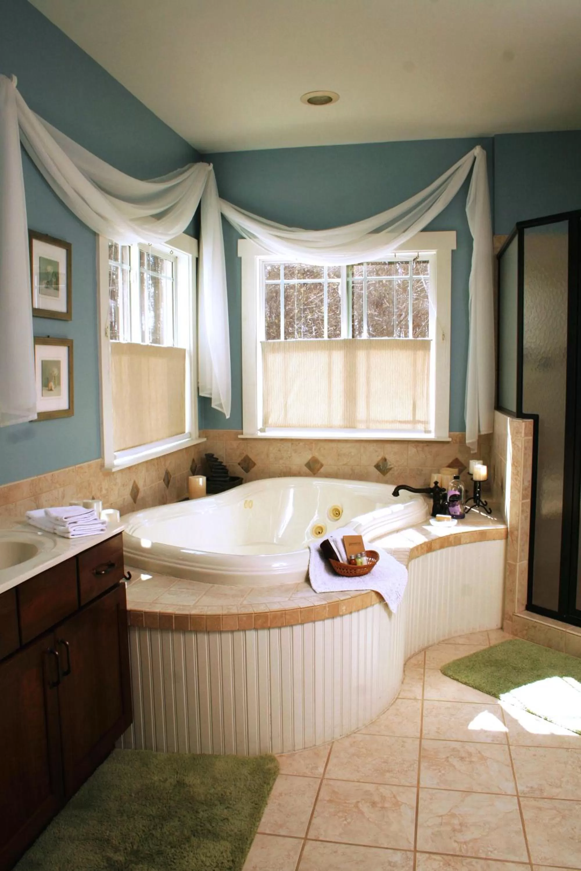 Shower, Bed in Seven Oaks Bed & Breakfast