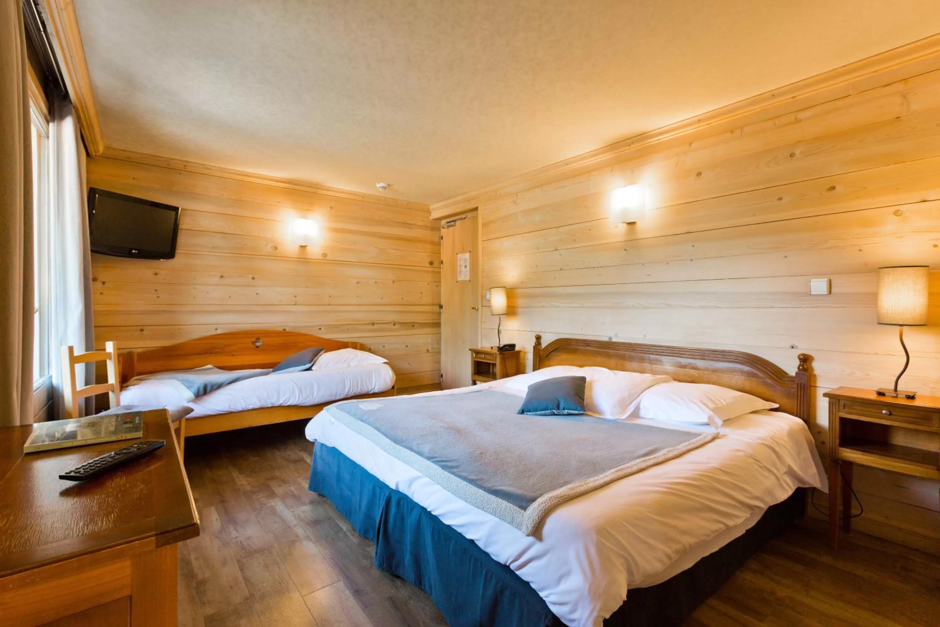 Photo of the whole room, Bed in Hôtel La Montagne