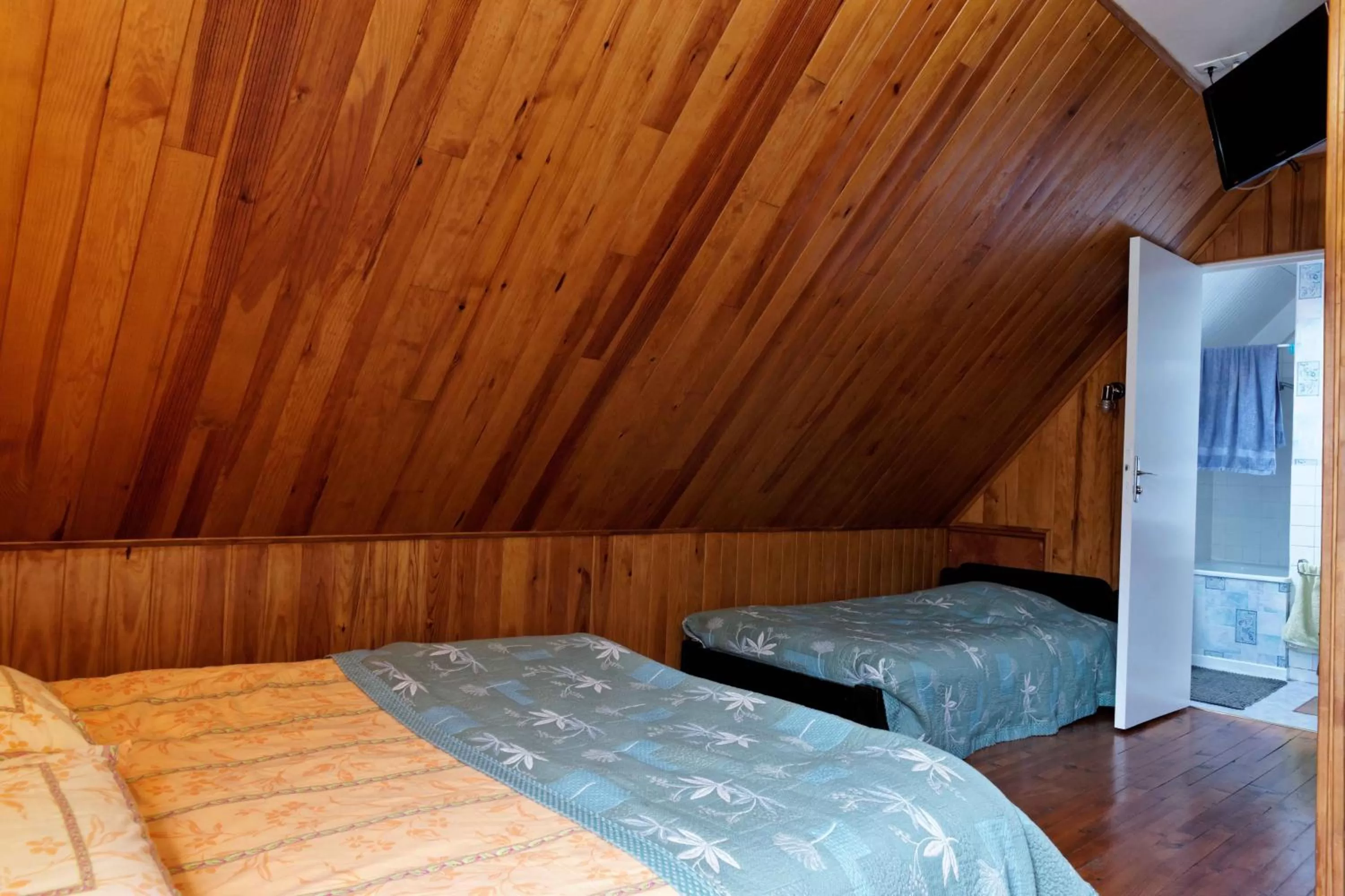 Photo of the whole room, Bed in Chambres d'hotes à Autun