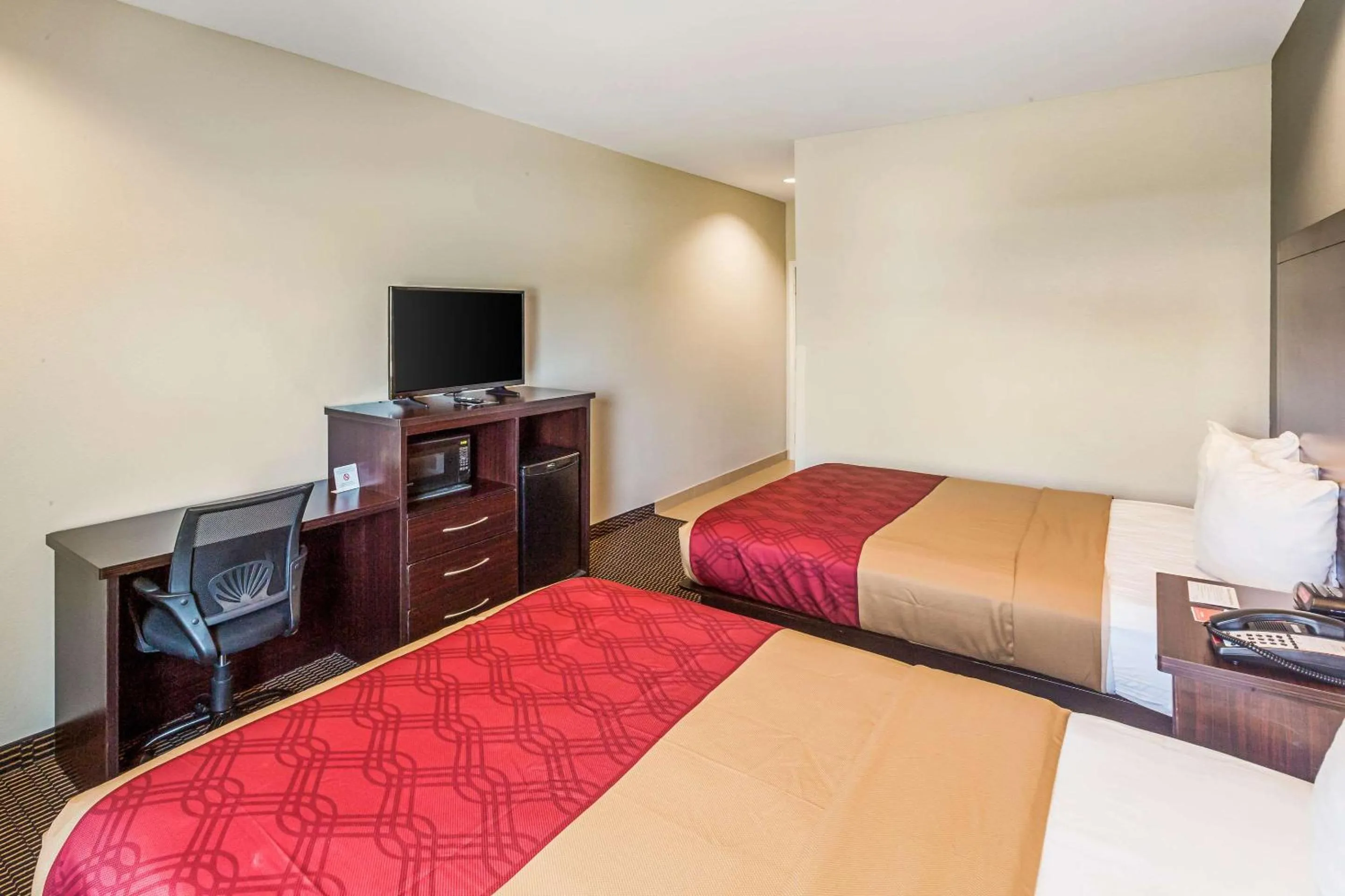 Photo of the whole room, Bed in Econo Lodge Baton Rouge University Area