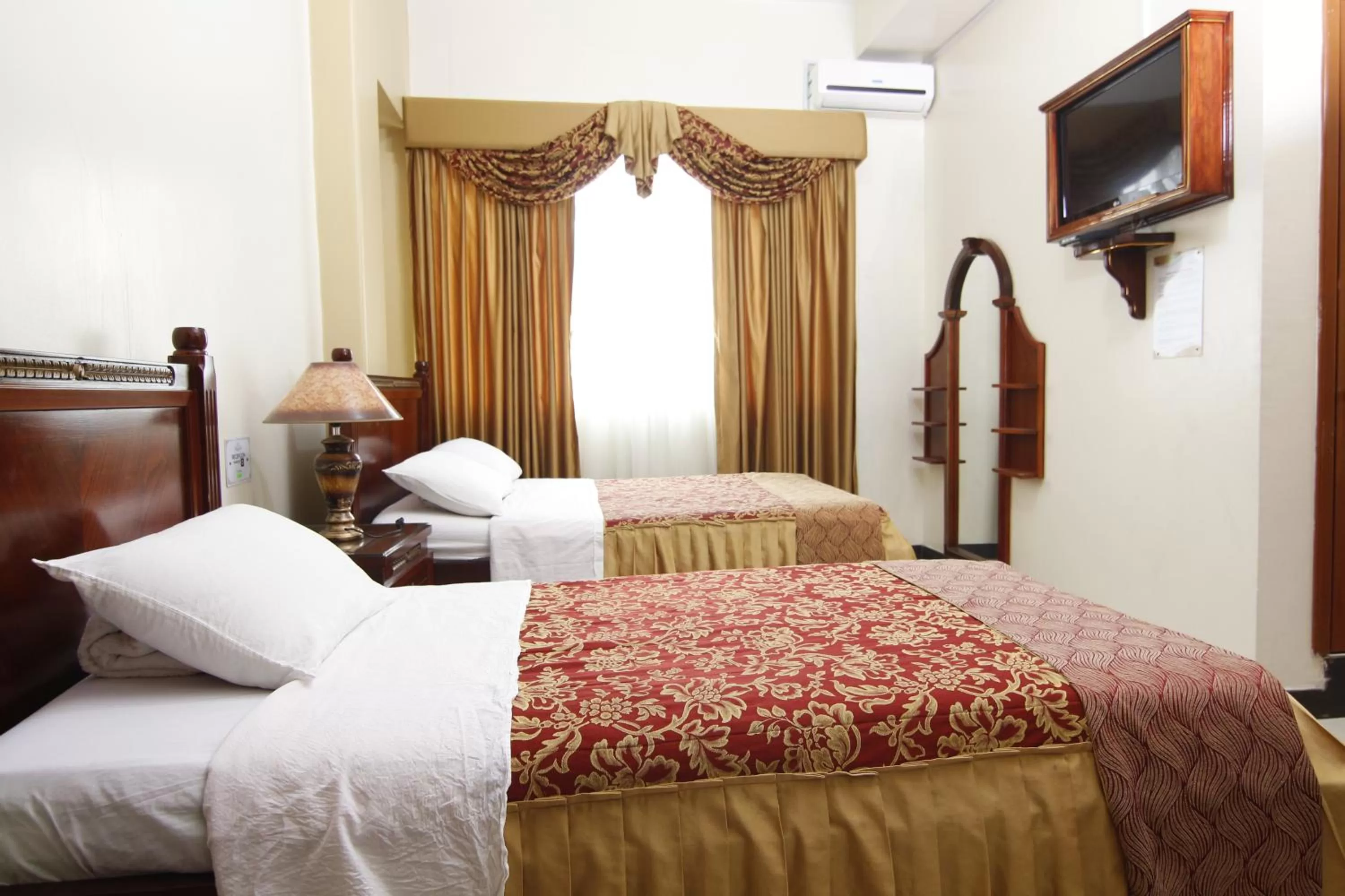 Bed in Hotel Versailles Internacional