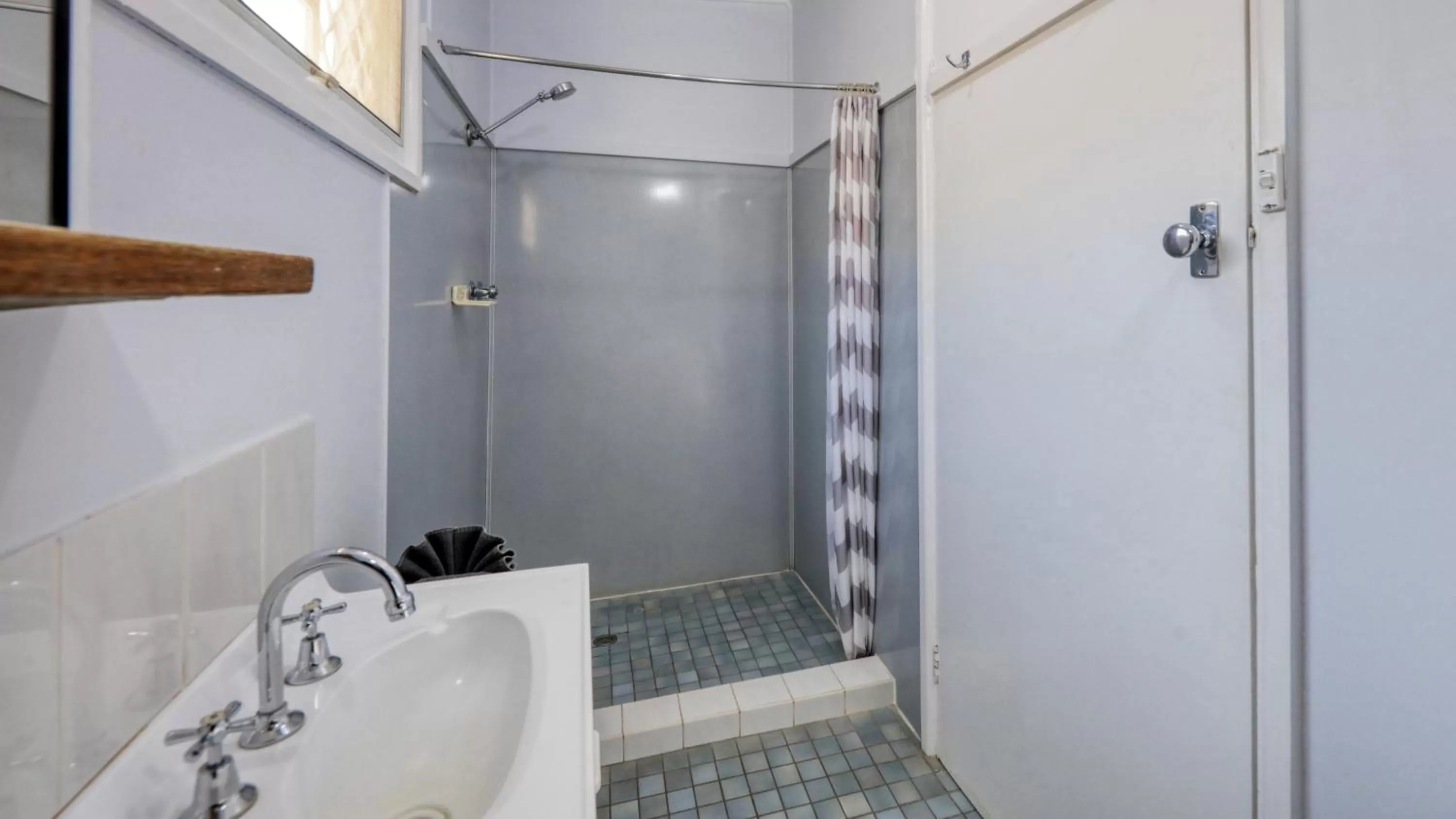 Shower in Darling River Motel