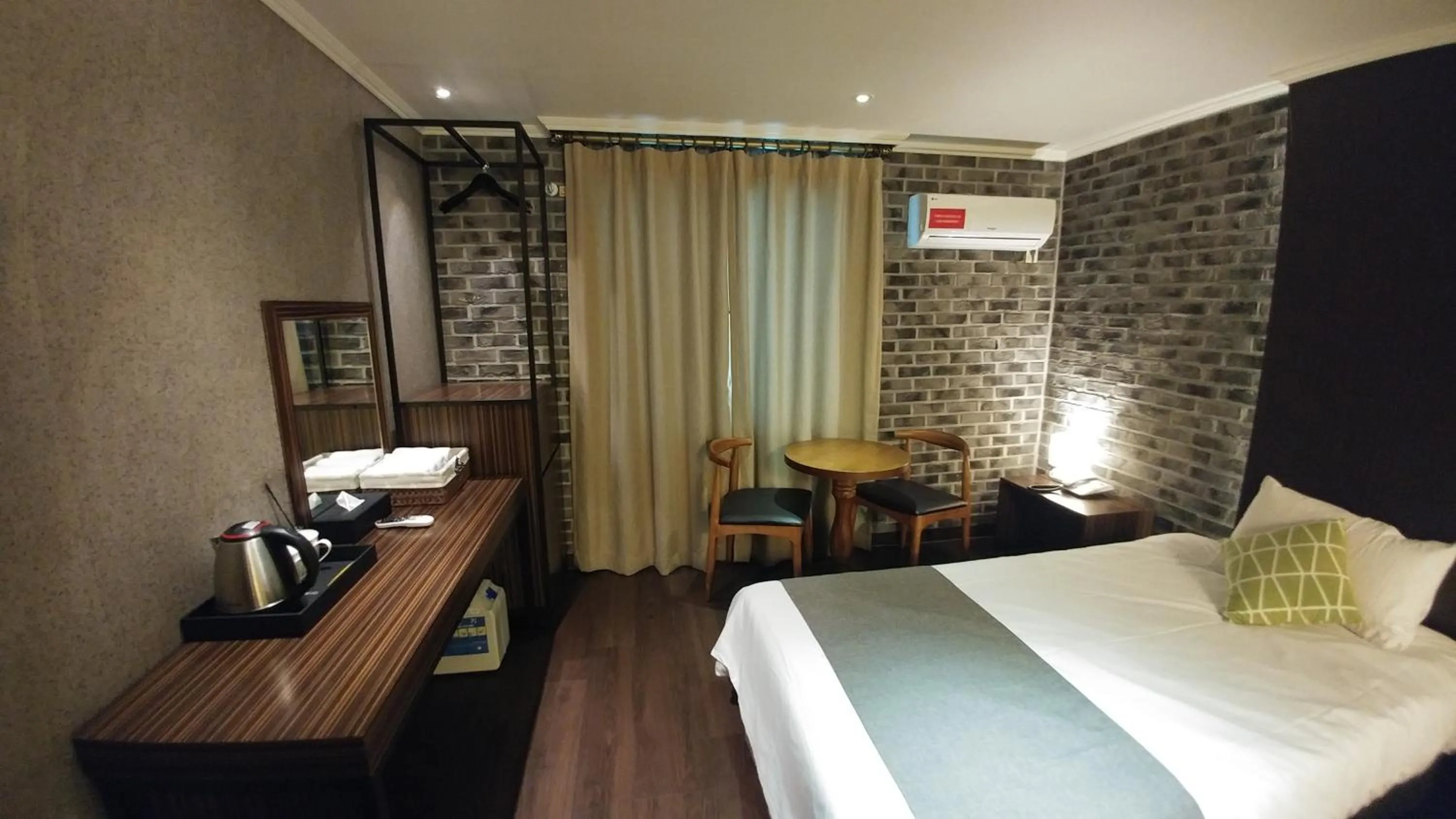 Photo of the whole room, Bed in Hotel Tong Yeondong Jeju