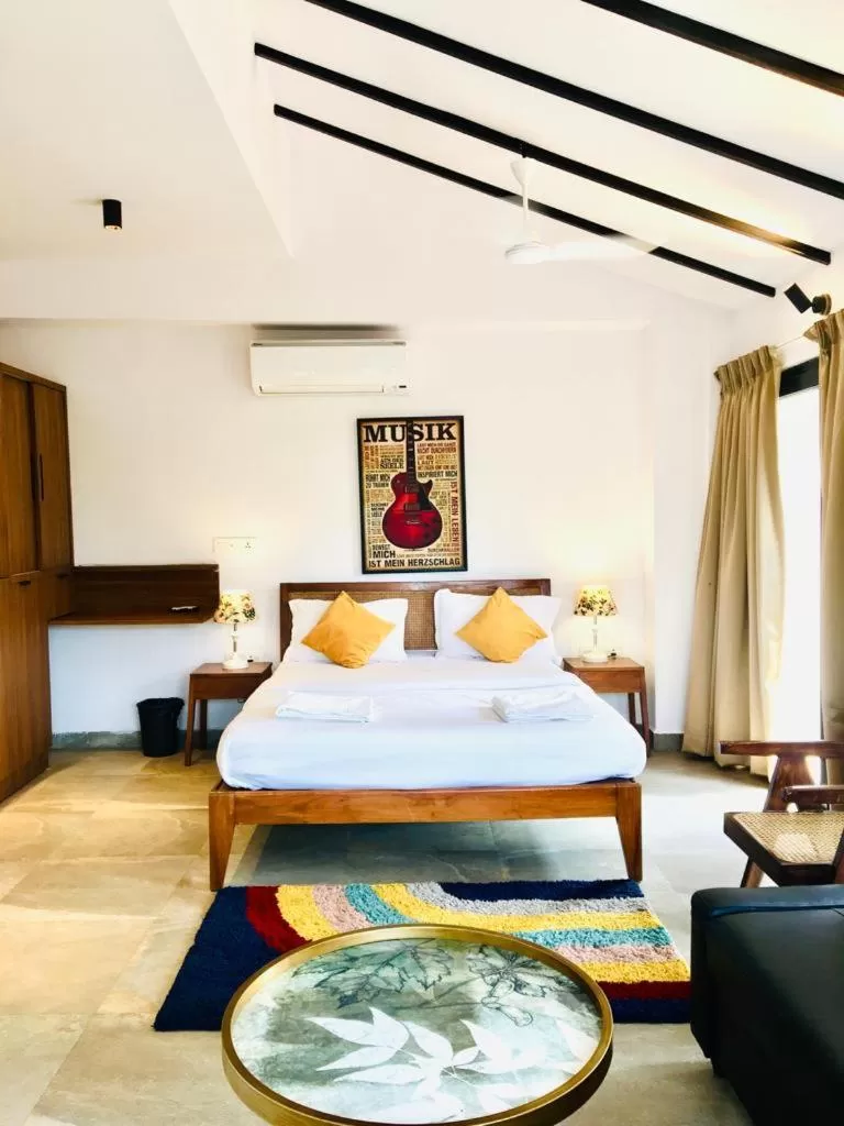 Photo of the whole room, Bed in HALF Hotel, Calangute