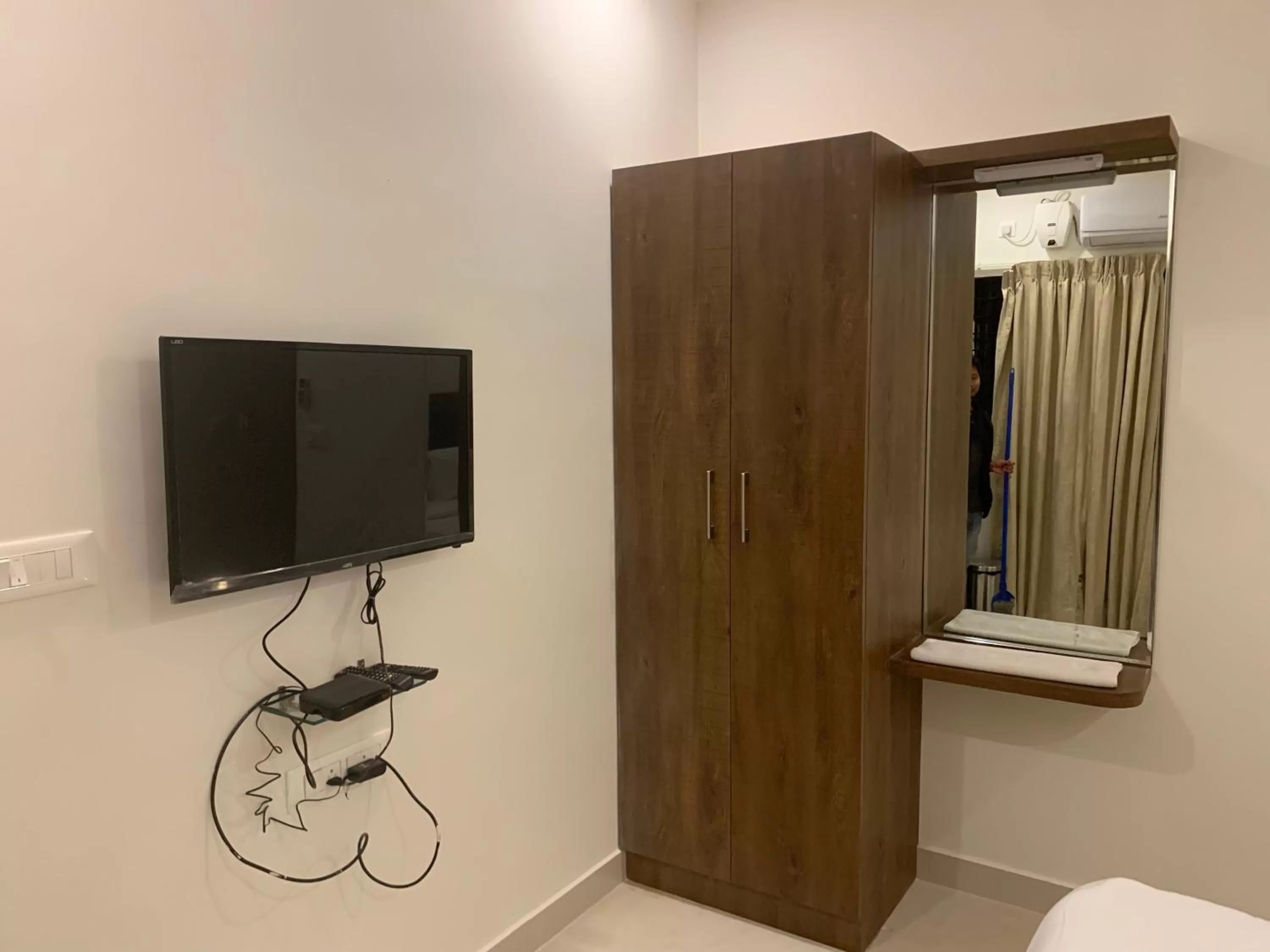 TV/Entertainment Center in JN Guestline