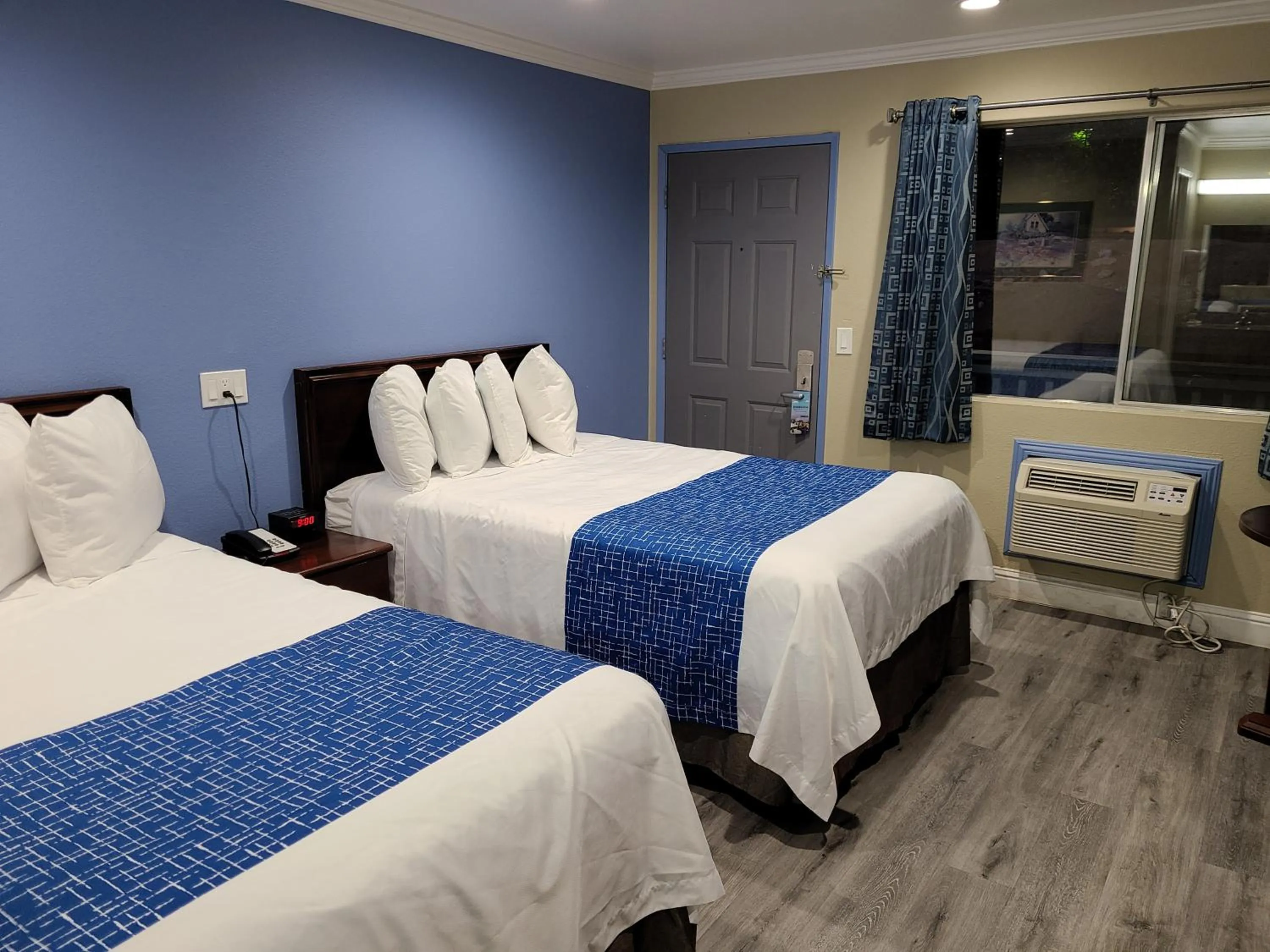 Bedroom, Bed in Travelodge by Wyndham Clearlake