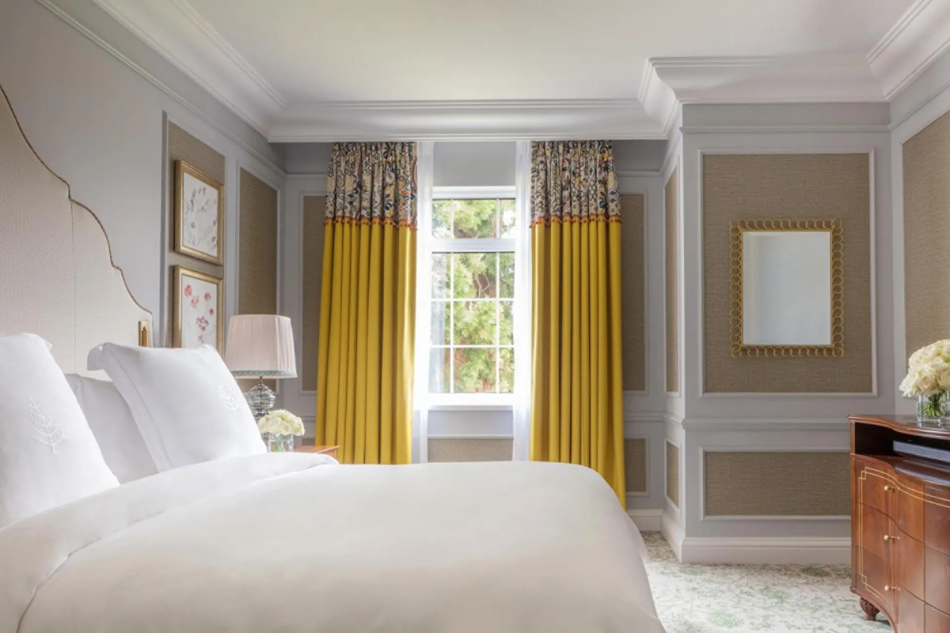 Bed in Four Seasons Hotel Hampshire