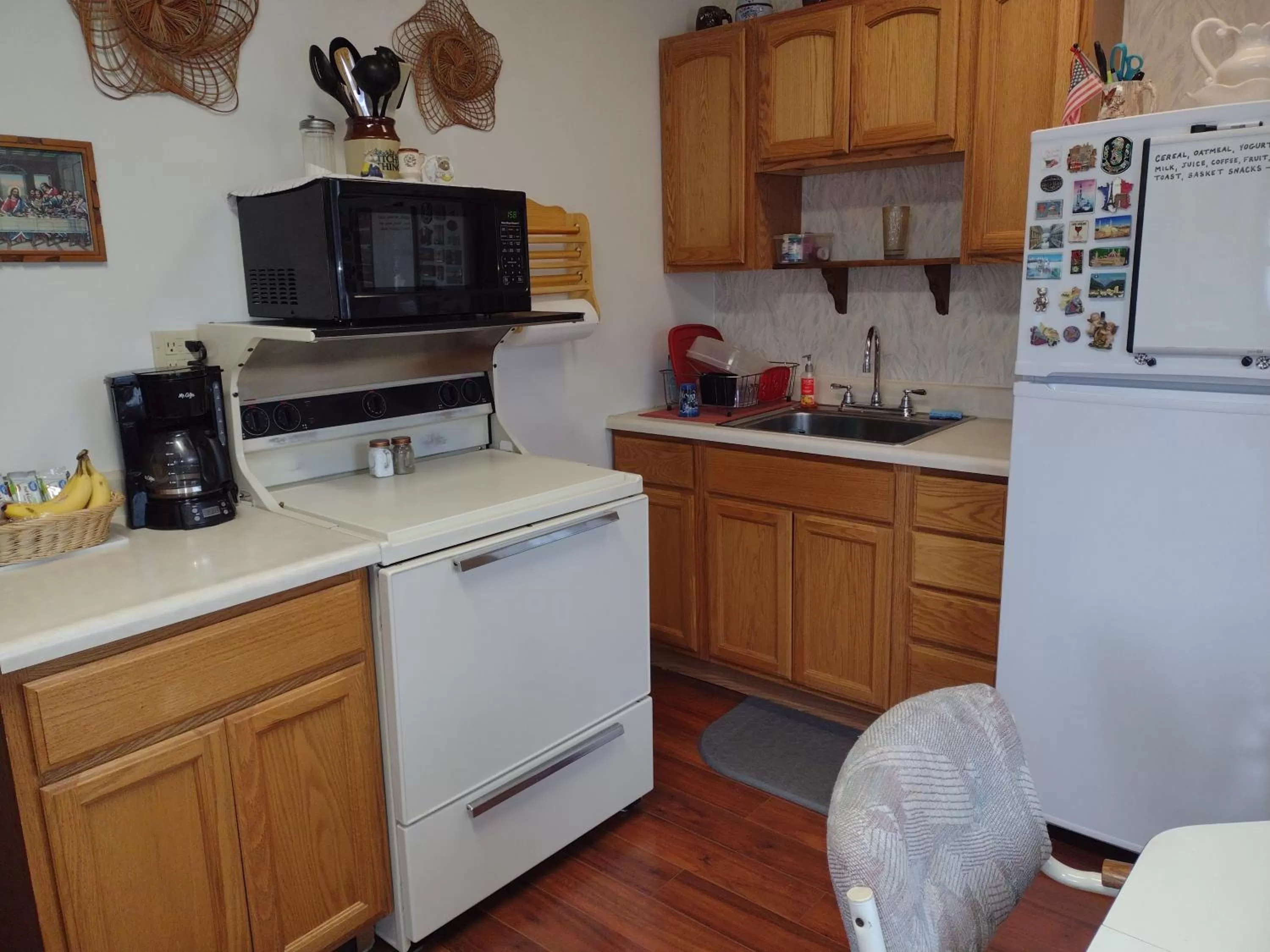 Kitchen or kitchenette in Quiet FULL-SIZE bed close to town 420 friendly