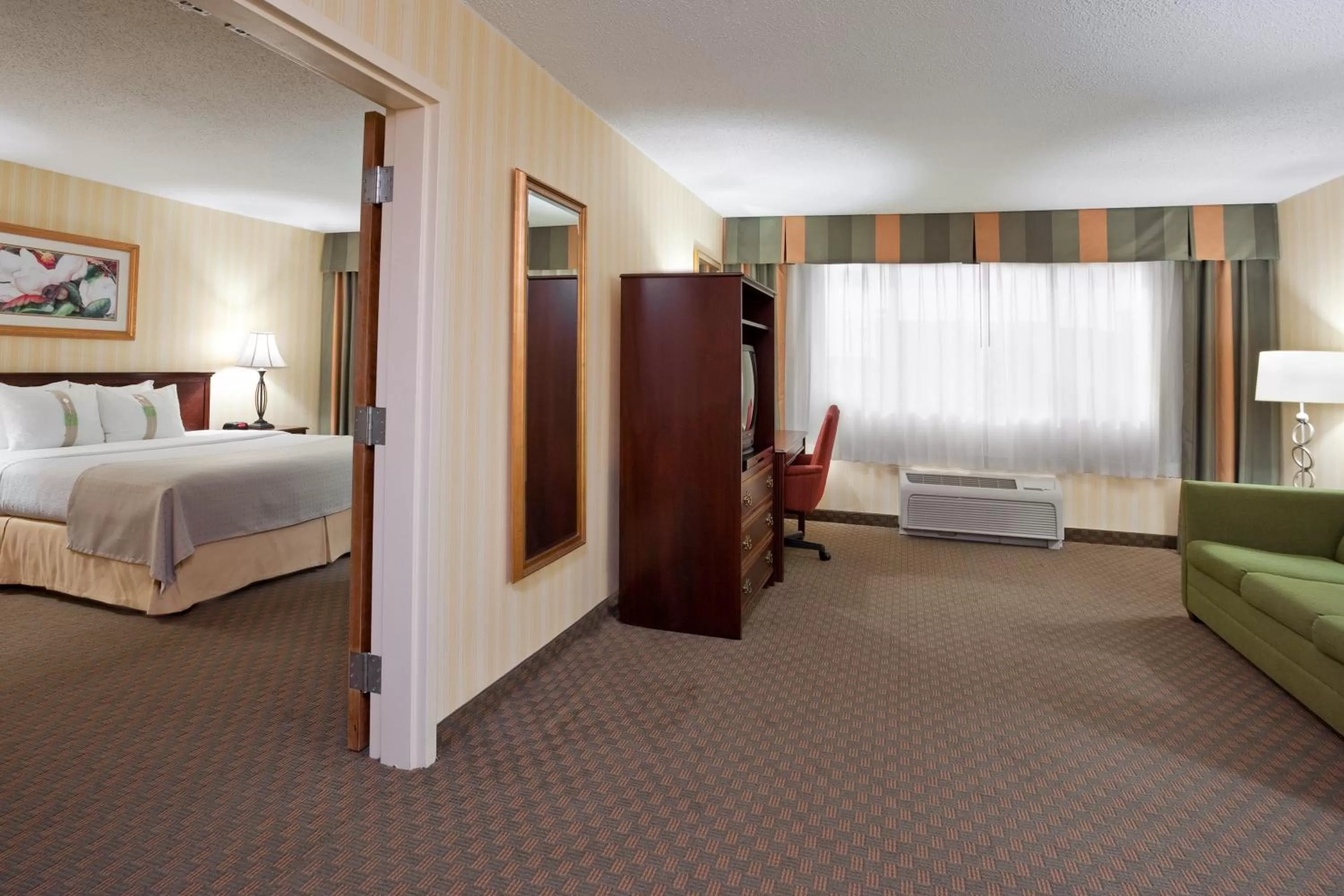Photo of the whole room, Bed in Holiday Inn Columbus Dwtn-Capitol Square by IHG