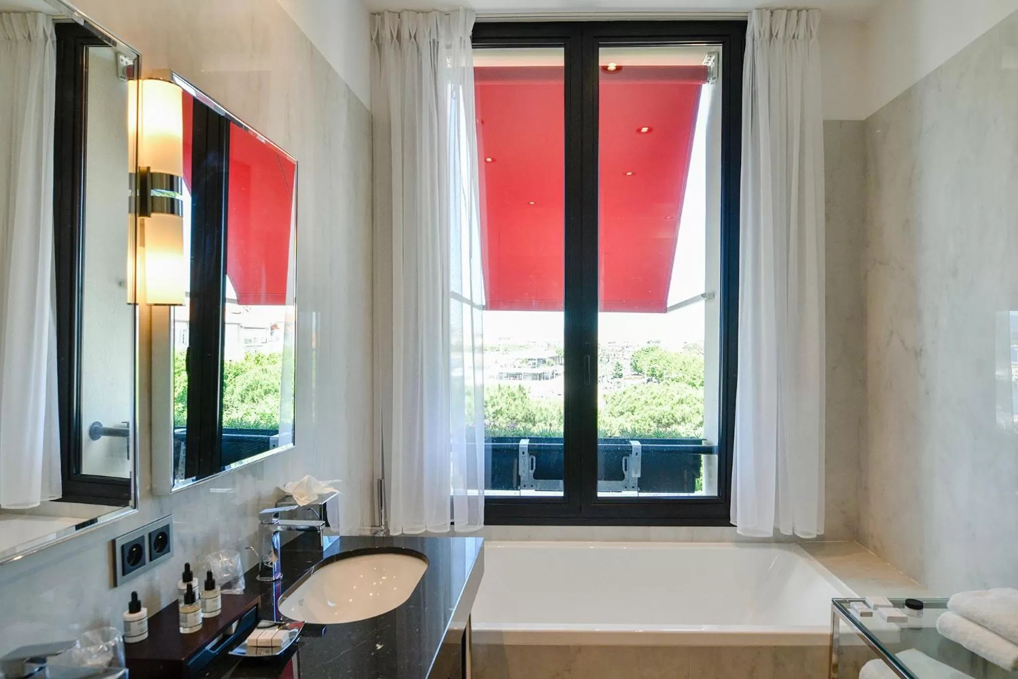 Patio in Hôtel Restaurant le Touring - Teritoria