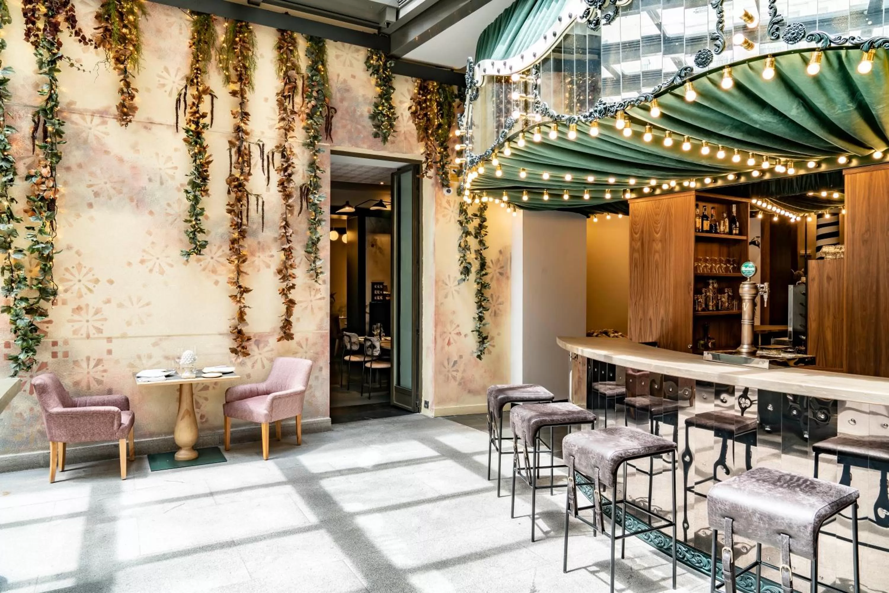 Restaurant/places to eat in Vincci Soho